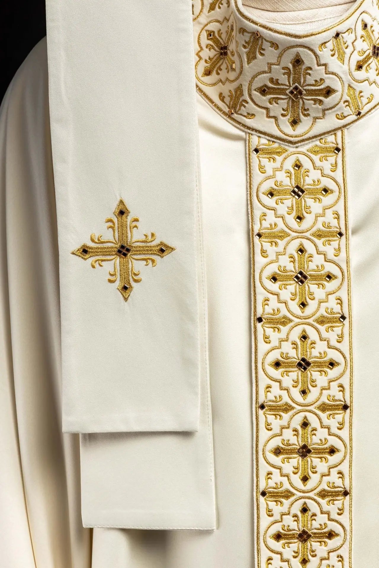 Chasuble decorated with 500 stones with a narrow band in ecru