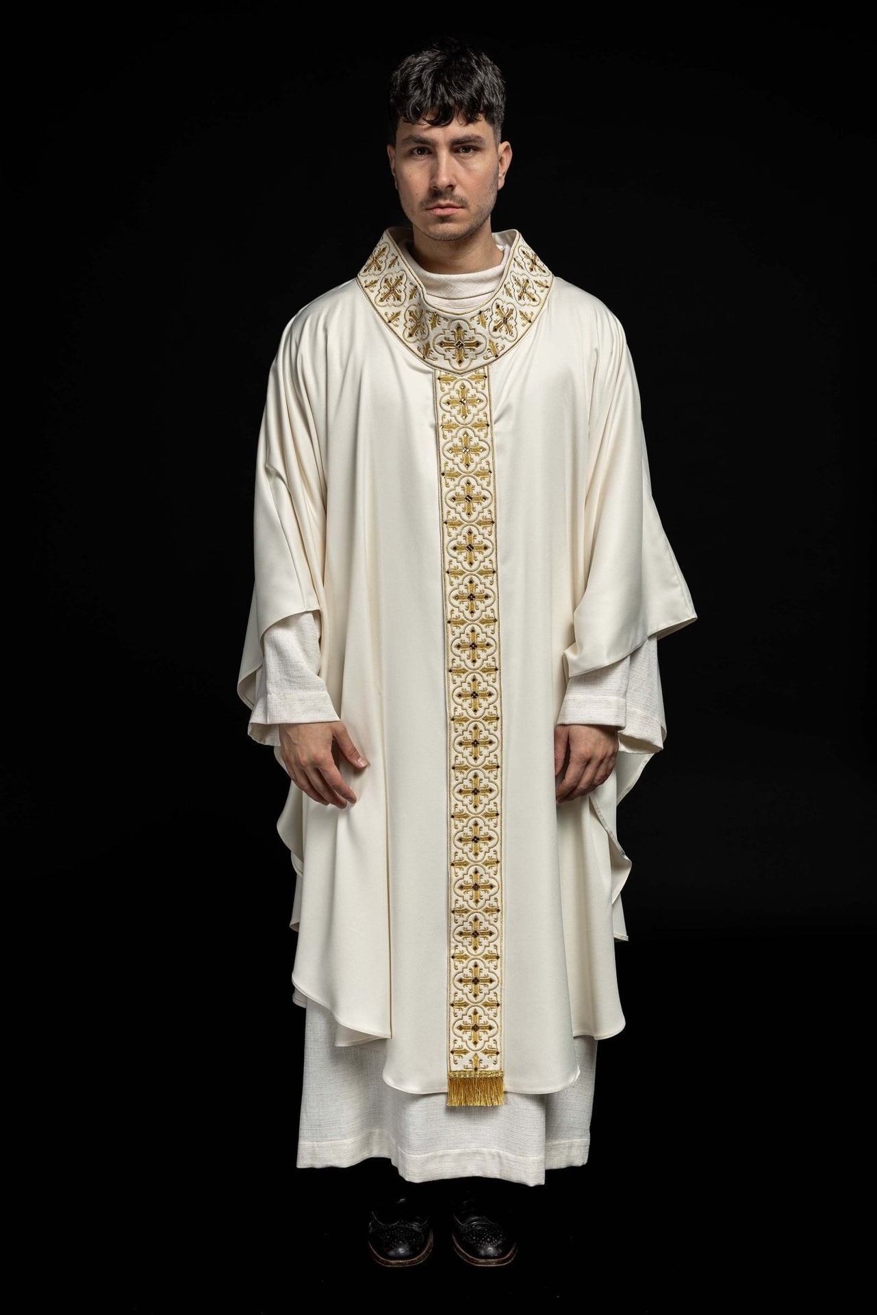 Ornat zdobiony 500 kamieniami z wąskim pasem w kolorze ecru