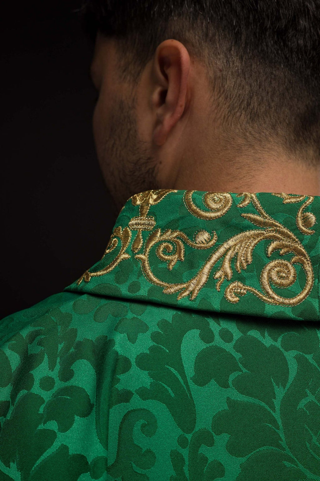 Ornat zielony z motywem IHS i bogato haftowanym kołnierzem na ozdobnej tkaninie