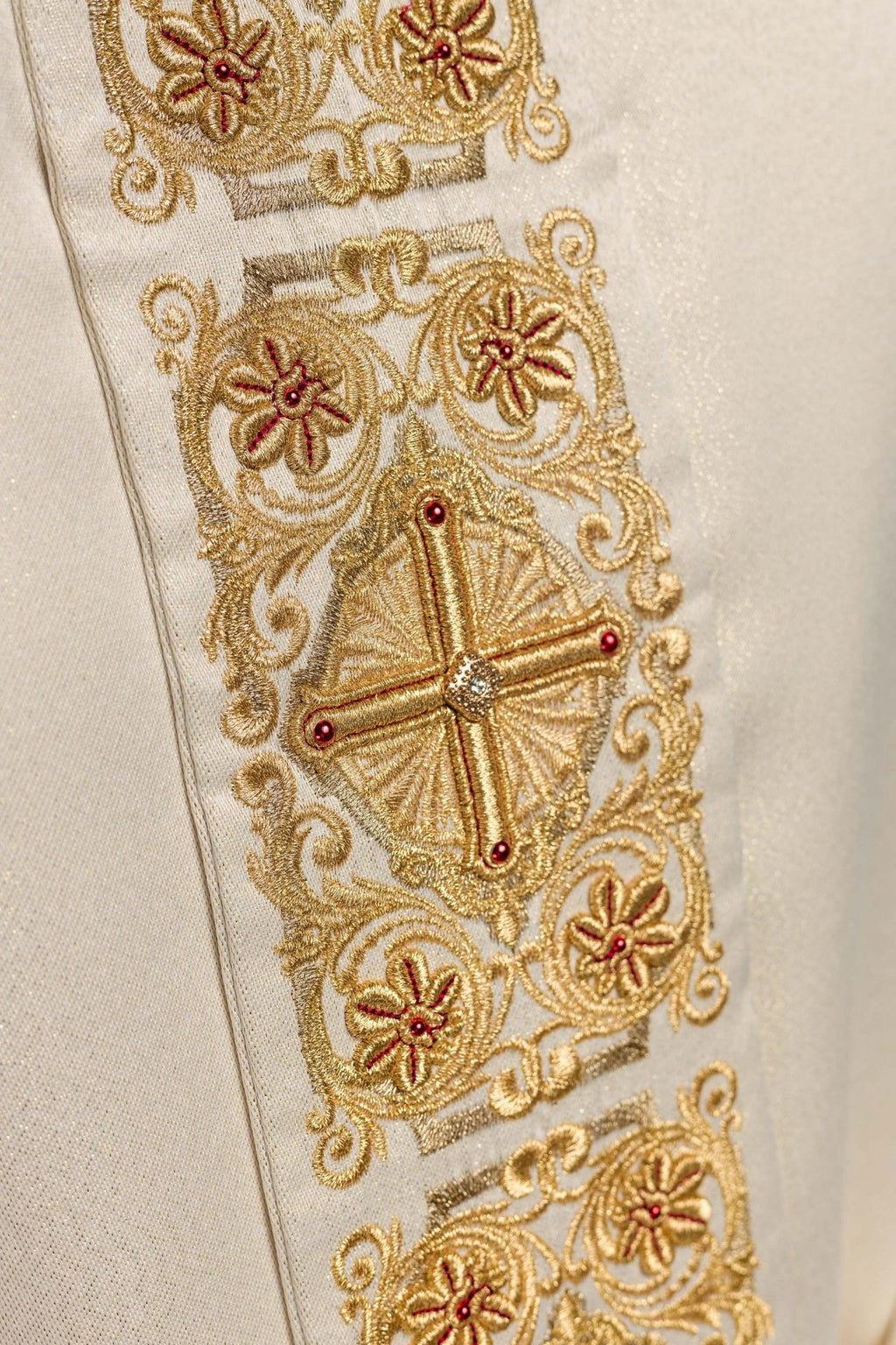 Ornat złoty bogato haftowany dekorowany kamieniami