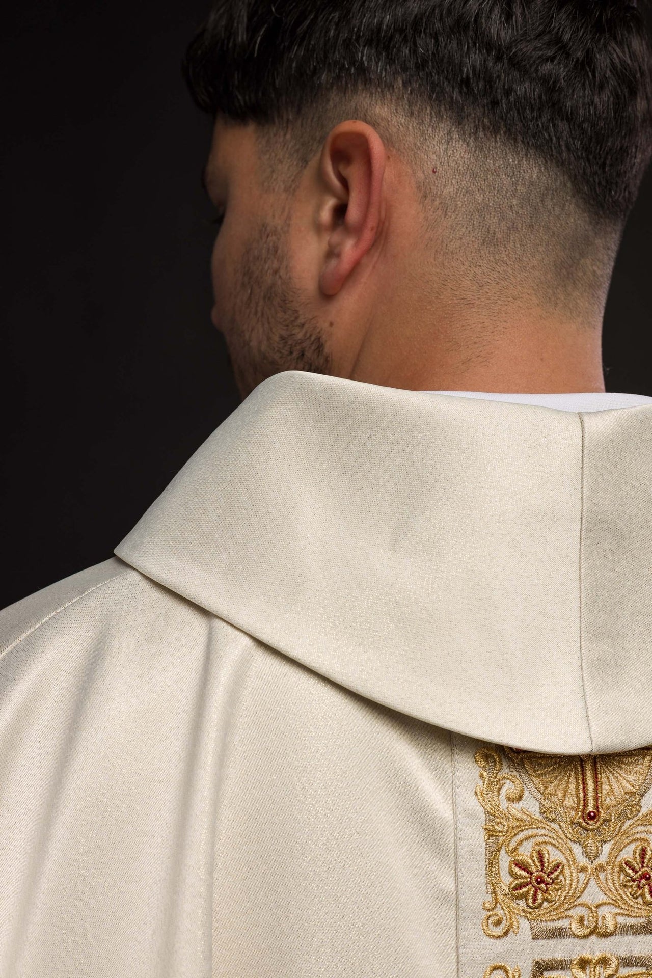 Ornat złoty bogato haftowany dekorowany kamieniami