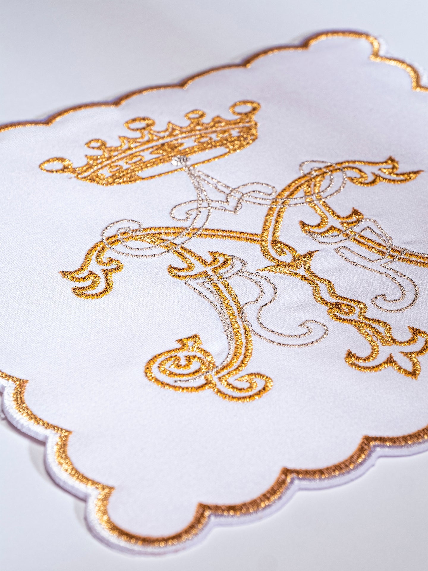 Palka haftowana z symbolem maryjnym