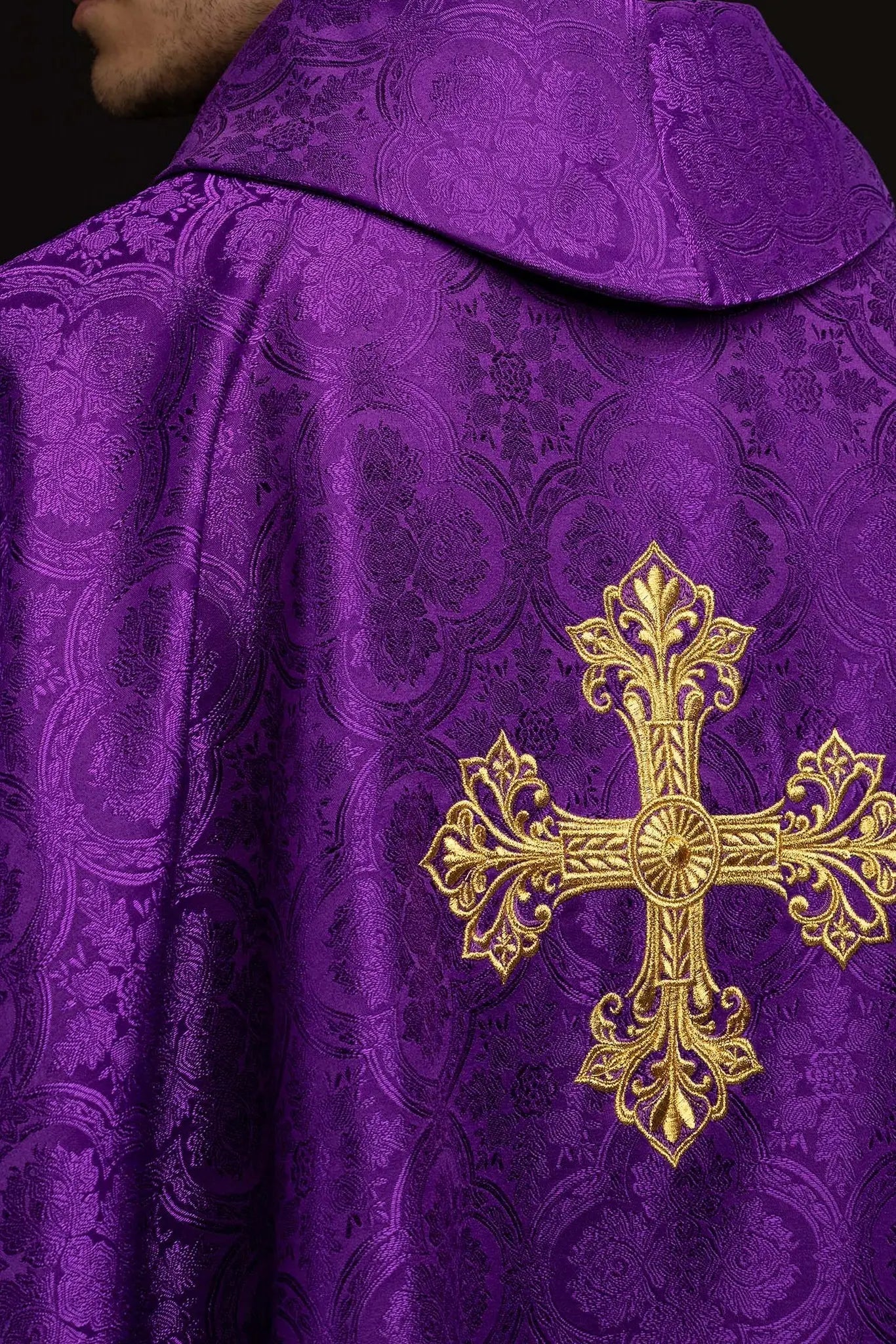 Purple chasuble with gold cross embroidery on jacquard fabric - HAFTINA ATELIER
