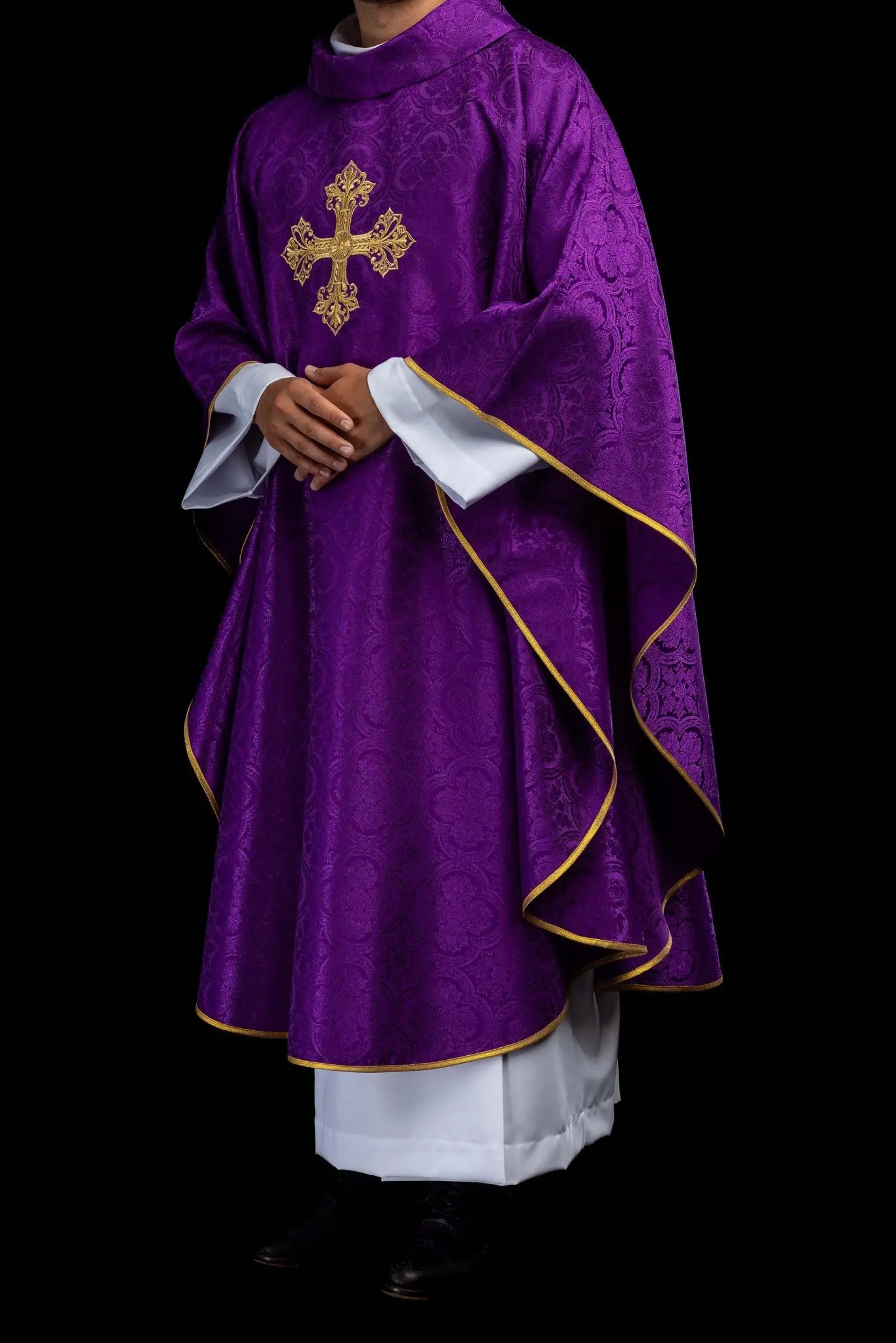 Purple chasuble with gold cross embroidery on jacquard fabric - HAFTINA ATELIER