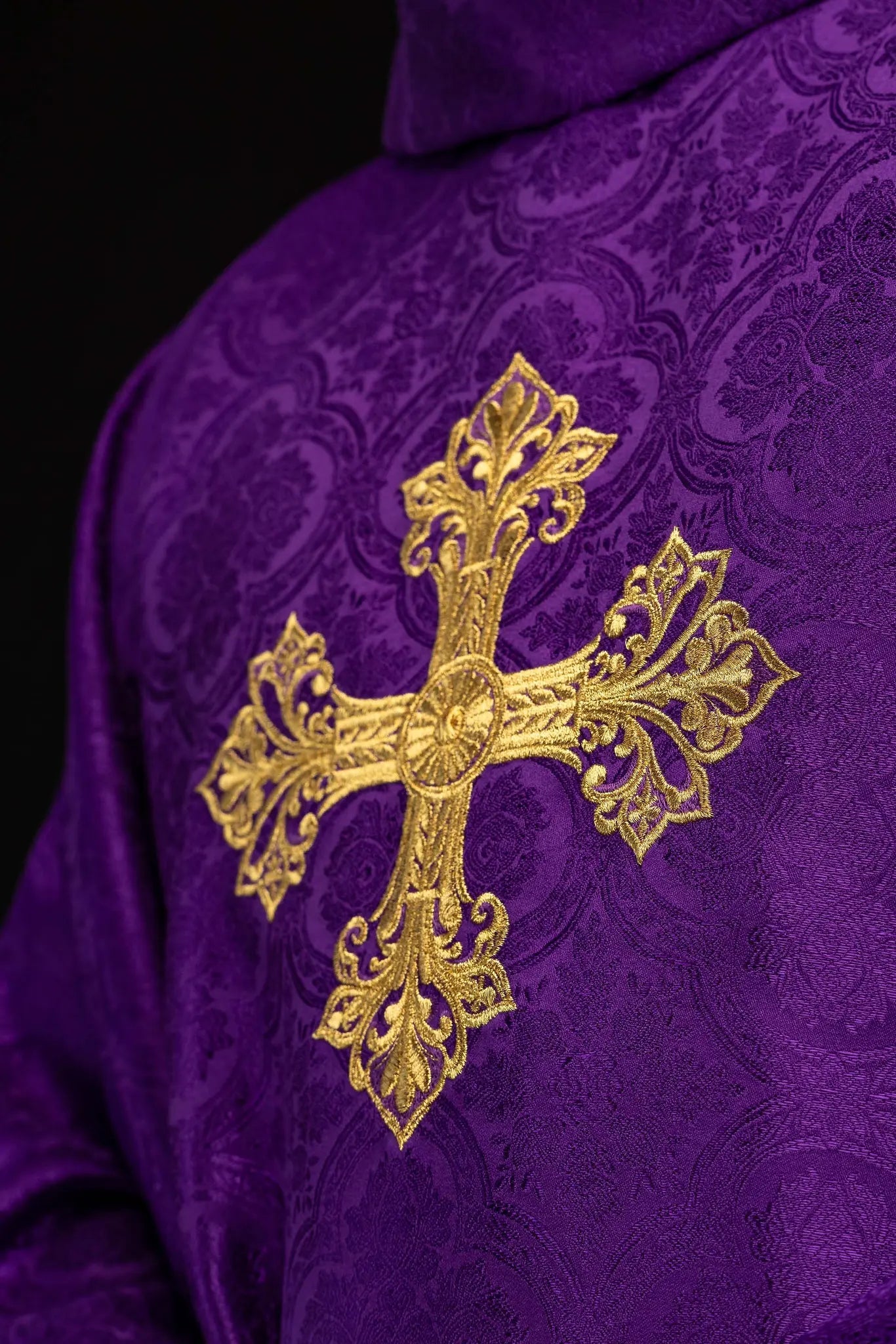 Purple chasuble with gold cross embroidery on jacquard fabric - HAFTINA ATELIER