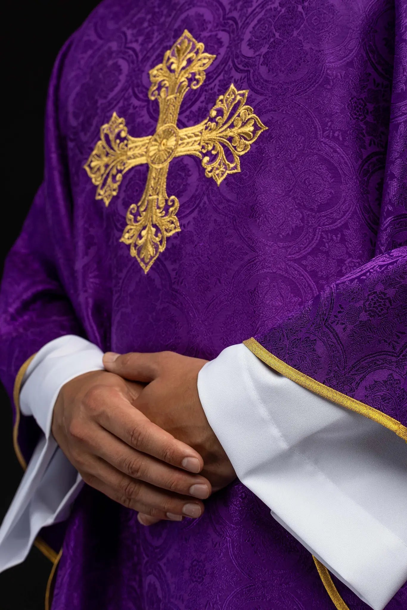 Purple chasuble with gold cross embroidery on jacquard fabric - HAFTINA ATELIER