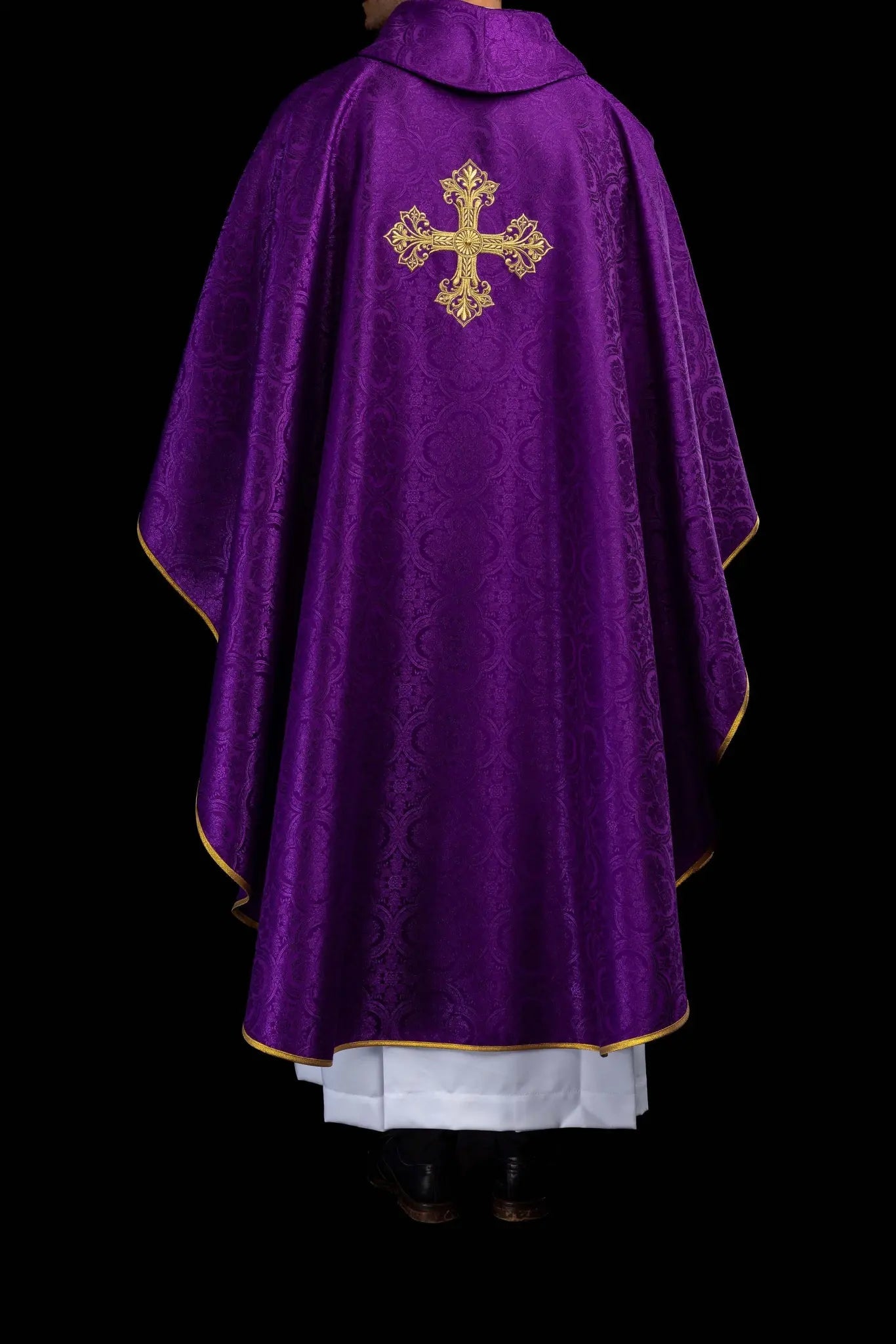 Purple chasuble with gold cross embroidery on jacquard fabric - HAFTINA ATELIER