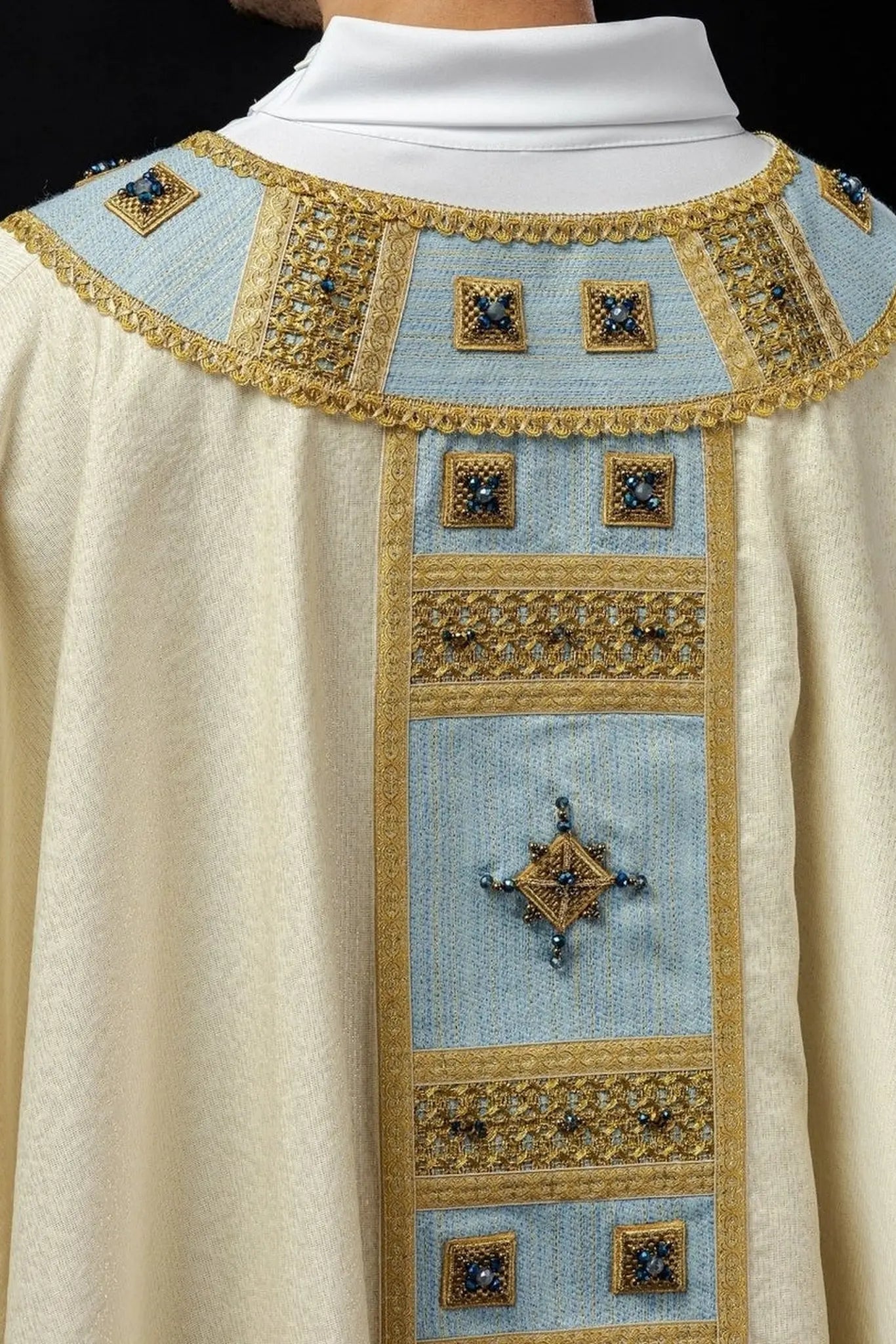 Ręcznie robiony ornat maryjny z naturalnymi kamieniami – kolekcja Handmade 7004