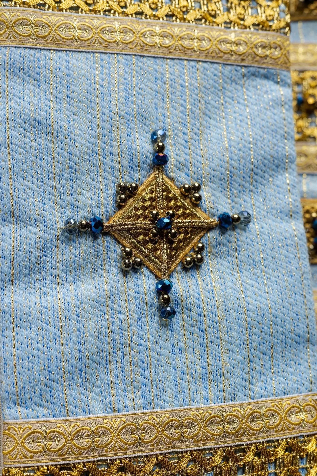 Ręcznie robiony ornat maryjny z naturalnymi kamieniami – kolekcja Handmade 7004