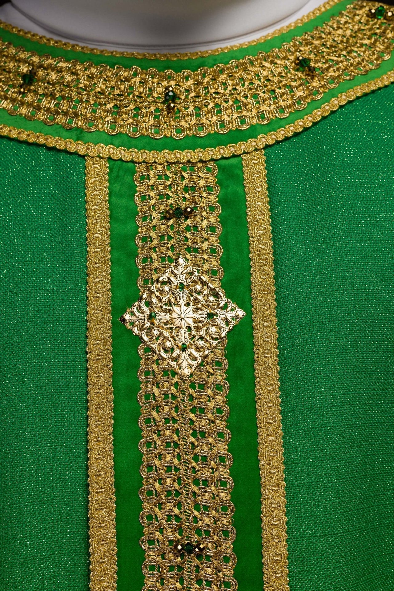 Ręcznie wykonany ornat z naturalnymi kamieniami Handmade 7001