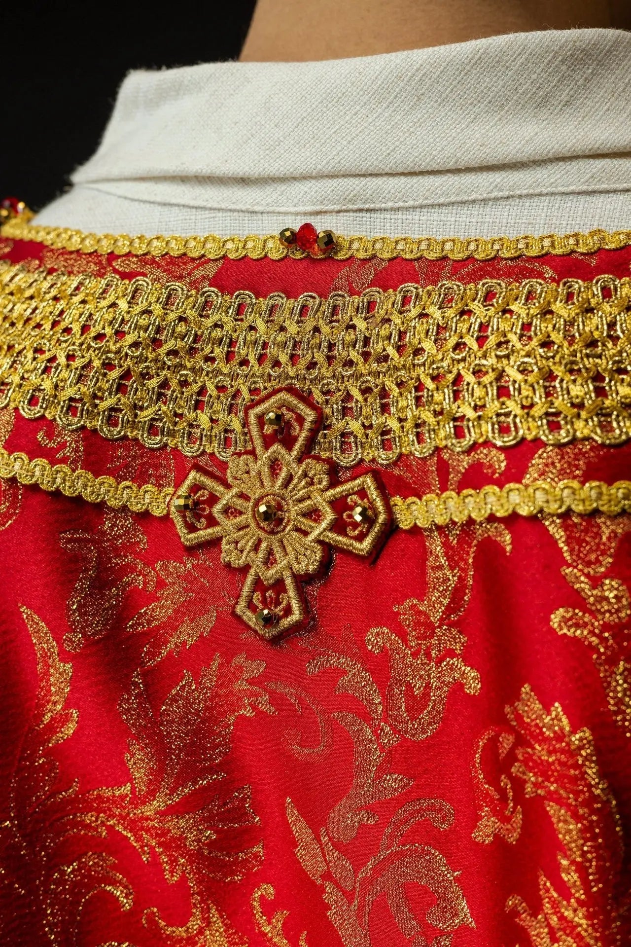 Ręcznie wykonany czerwony Ornat z Kamieniami naturalnymi – Kolekcja Handmade 7010