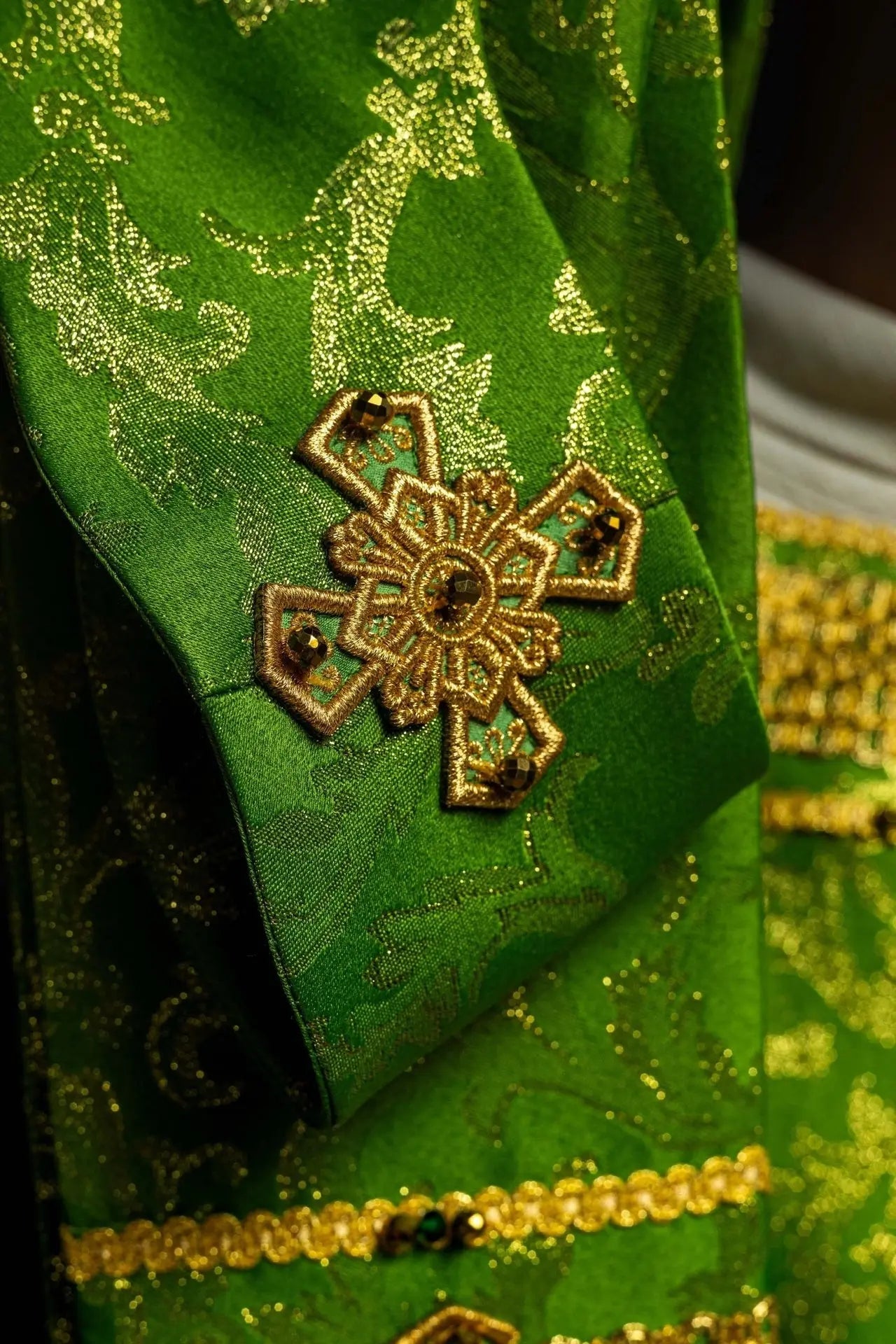 Handmade Green Chasuble with Natural Stones – Collection Handmade 7010