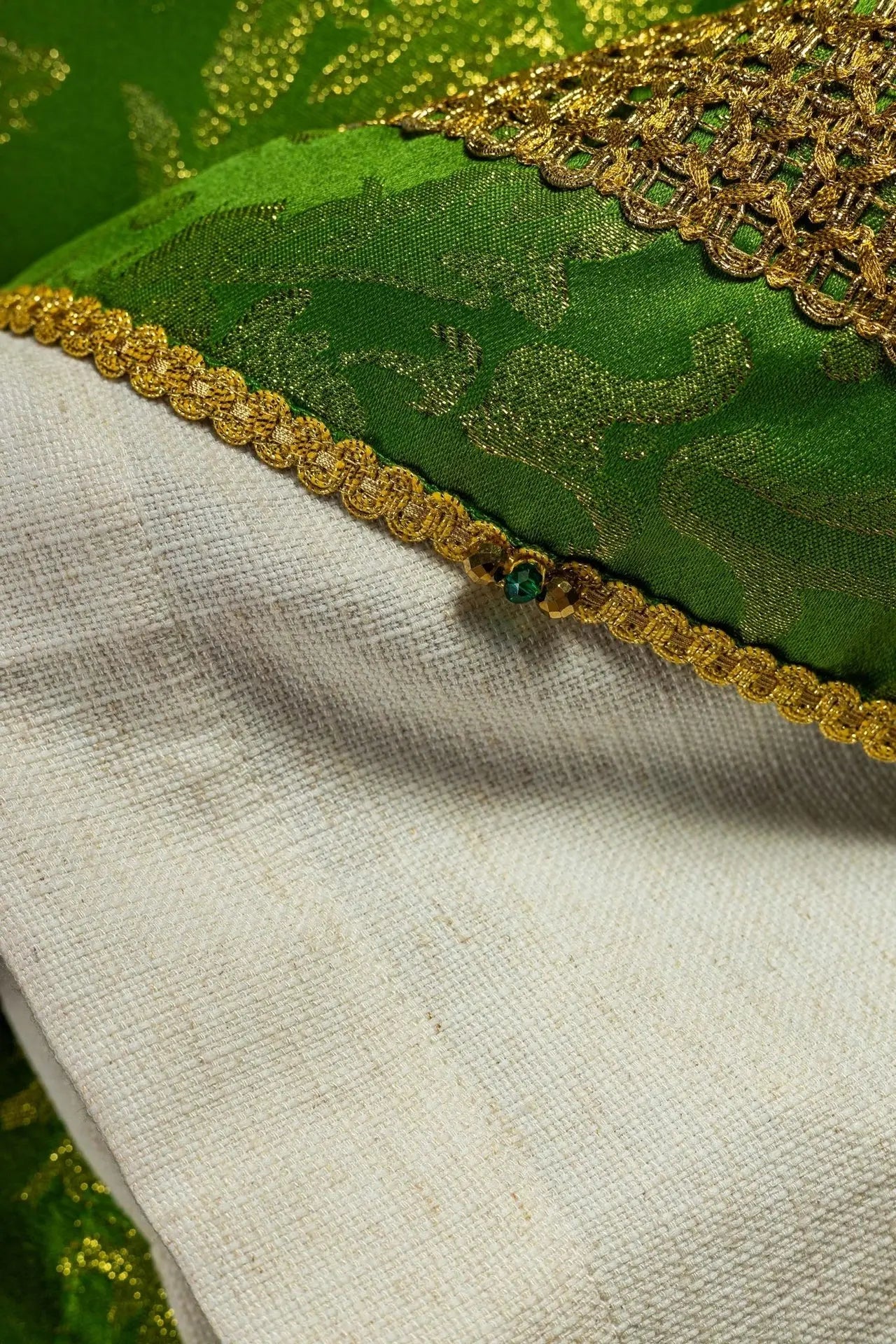 Handmade Green Chasuble with Natural Stones – Collection Handmade 7010
