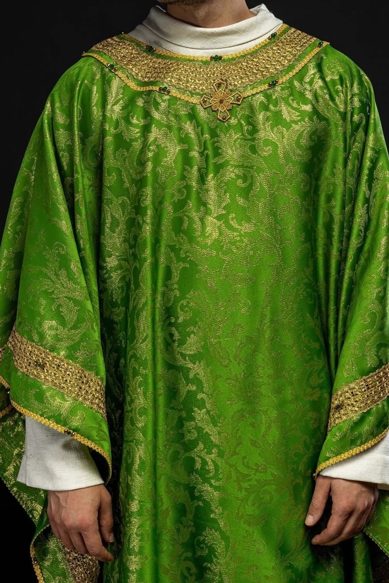 Ręcznie robiony zielony ornat z naturalnymi kamieniami – kolekcja Handmade 7010