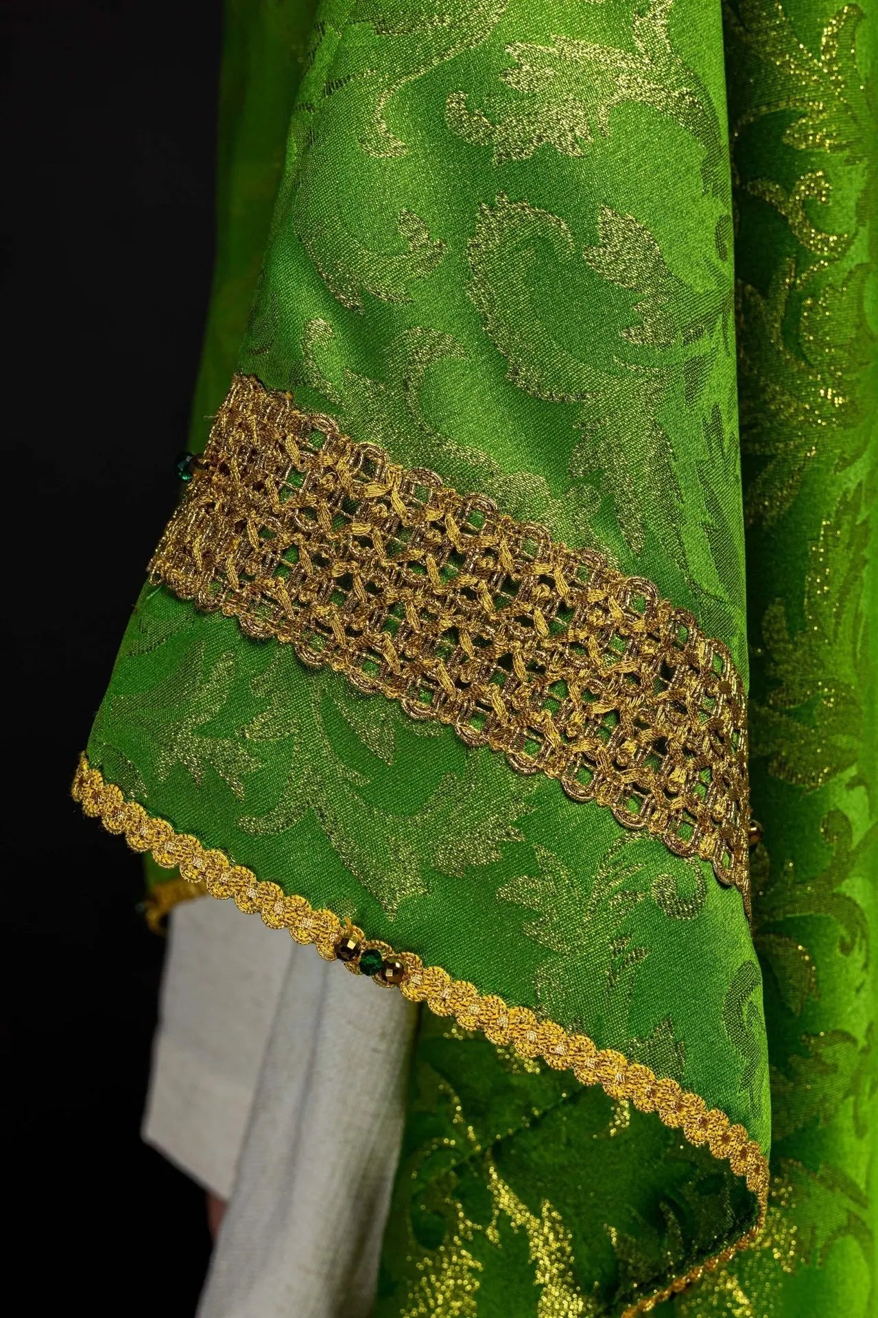 Handmade Green Chasuble with Natural Stones – Collection Handmade 7010