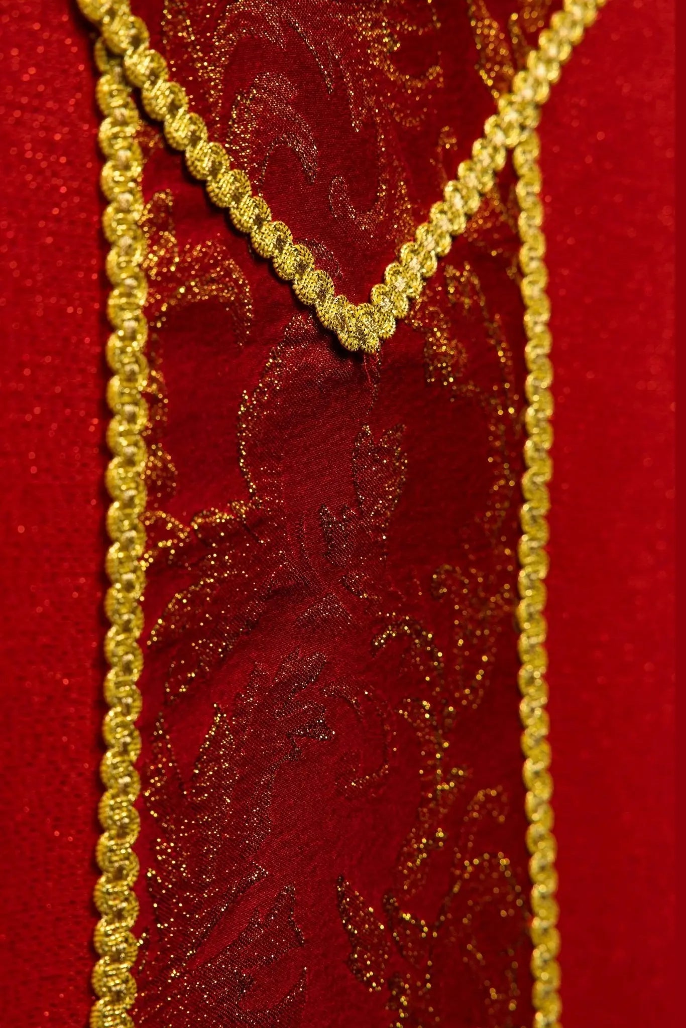 Red Chasuble with Cross and Jacquard Fabric - HAFTINA ATELIER