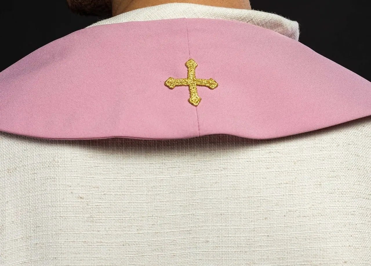 Różowa stuła księdza IHS
