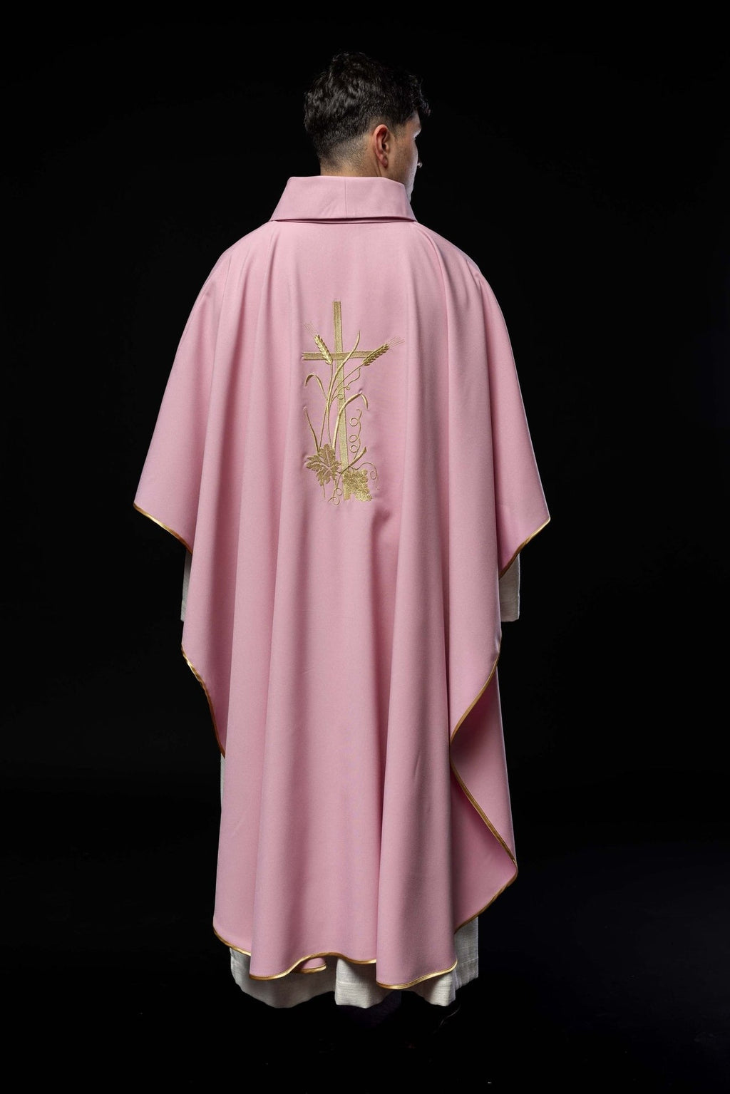 Różowy ornat z złotym haftem krzyża