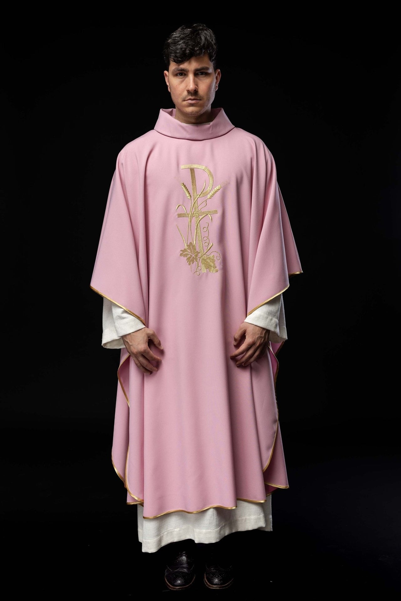 Różowy ornat z złotym haftem krzyża