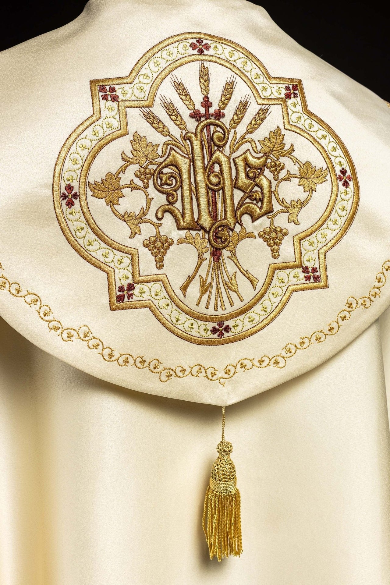 Satynowa kapa liturgiczna ecru z haftowanym złotym IHS