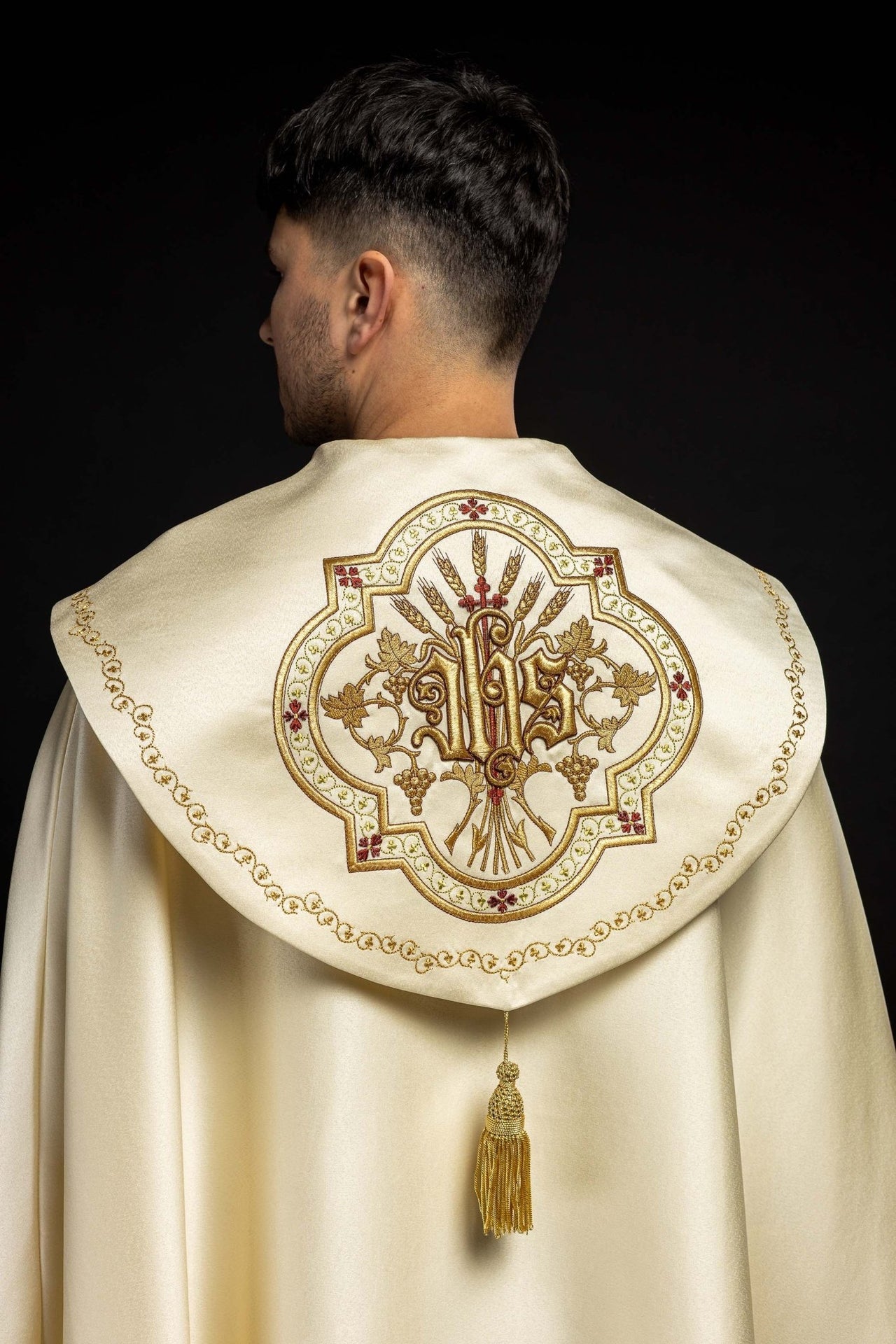 Satynowa kapa liturgiczna ecru z haftowanym złotym IHS