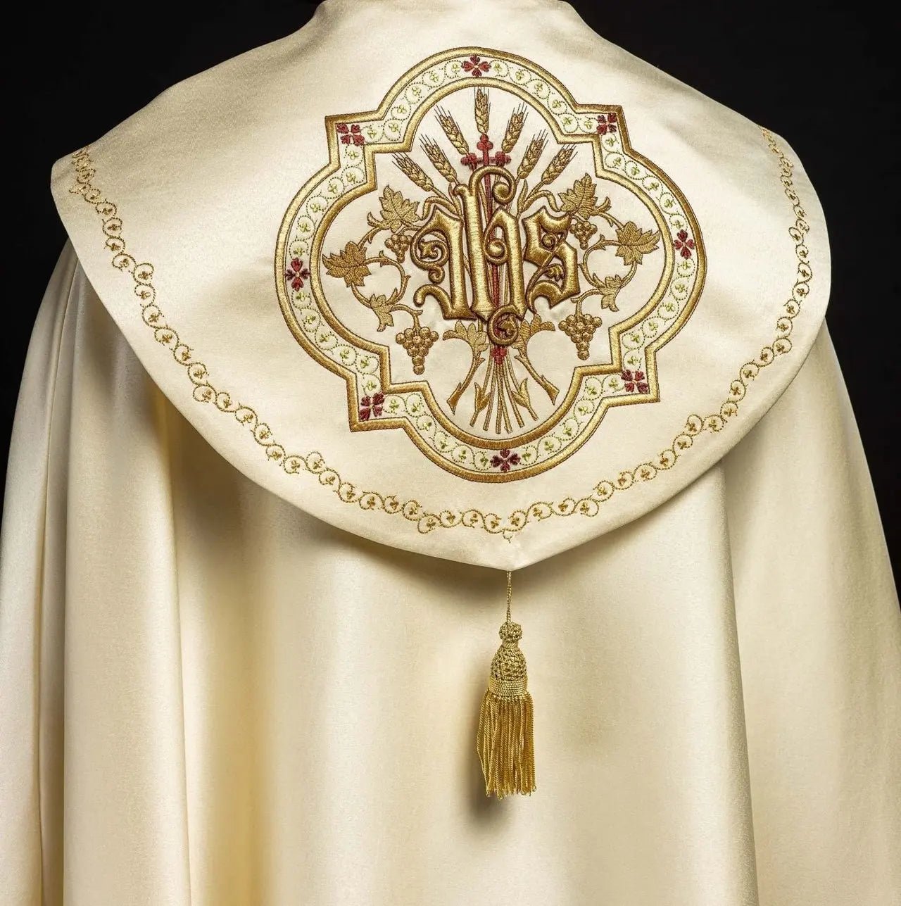 Kaplica liturgiczna z satyny ecru z haftowanym złotym napisem IHS