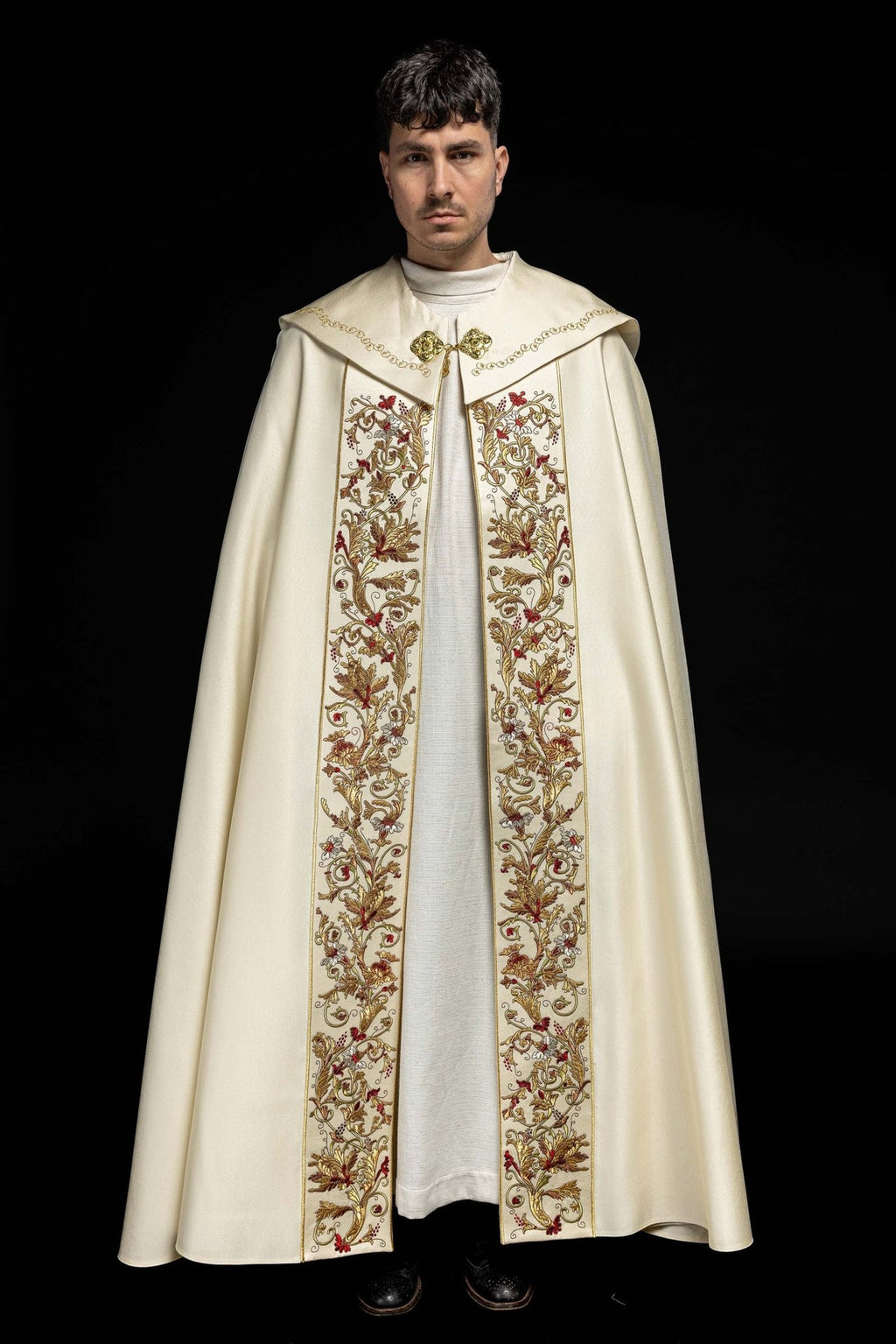 Satynowa kapa liturgiczna ecru z haftowanym złotym IHS