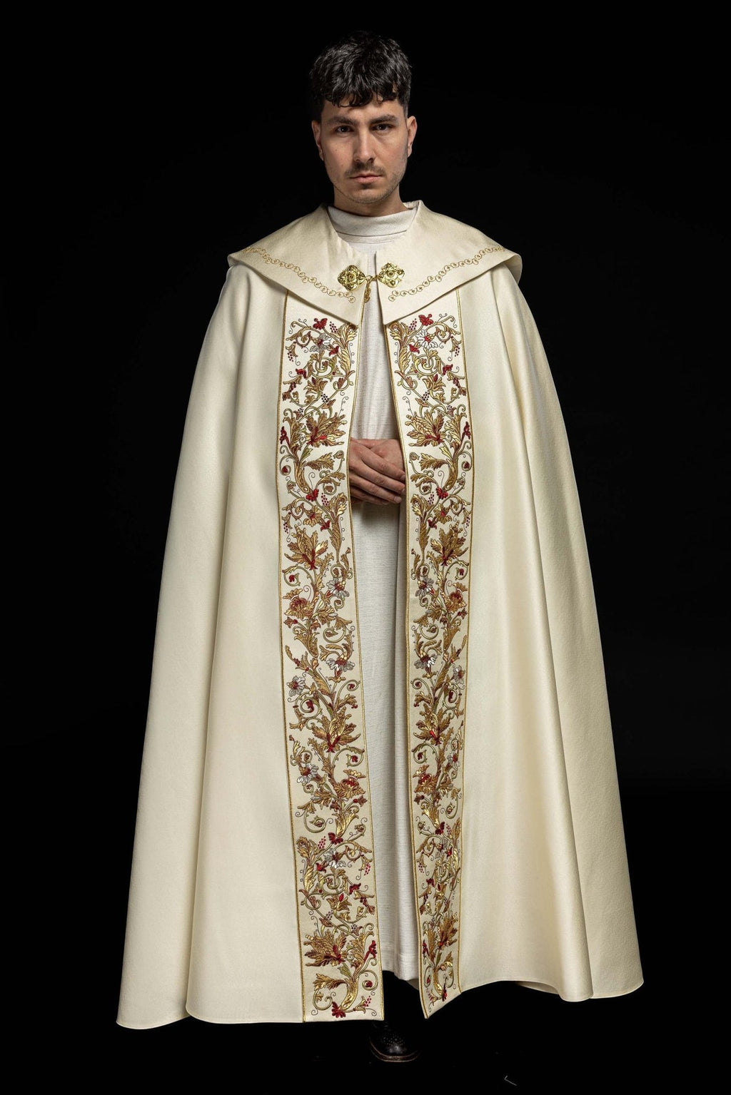 Satynowa kapa liturgiczna ecru z haftowanym złotym IHS