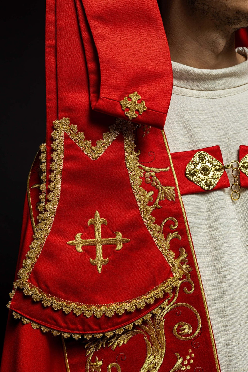 Satynowa kapa rzymska czerwona z haftowanym sercem Pana Jezusa