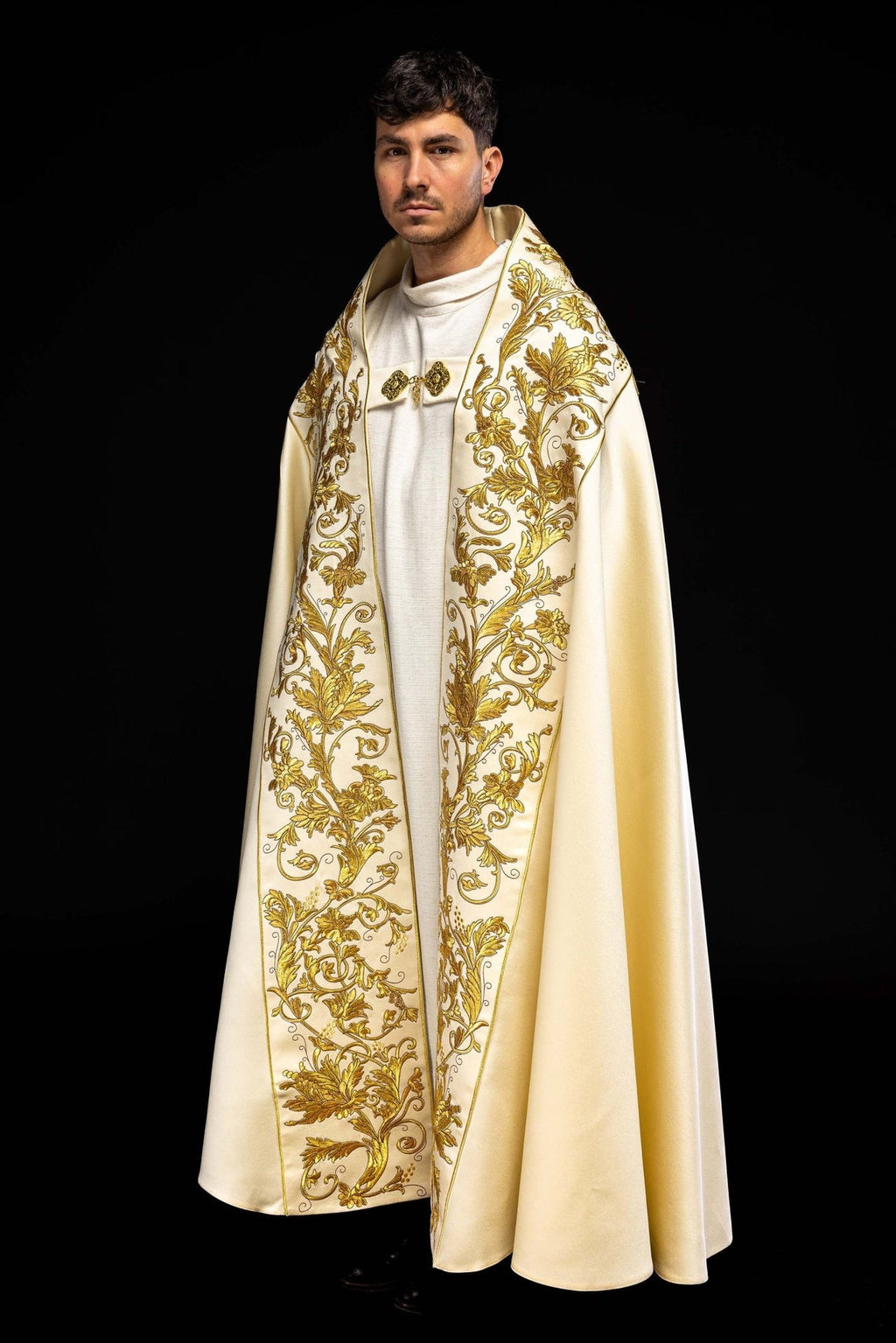 Satynowa kapa rzymska ecru z haftowanym Kielichem Eucharystycznym