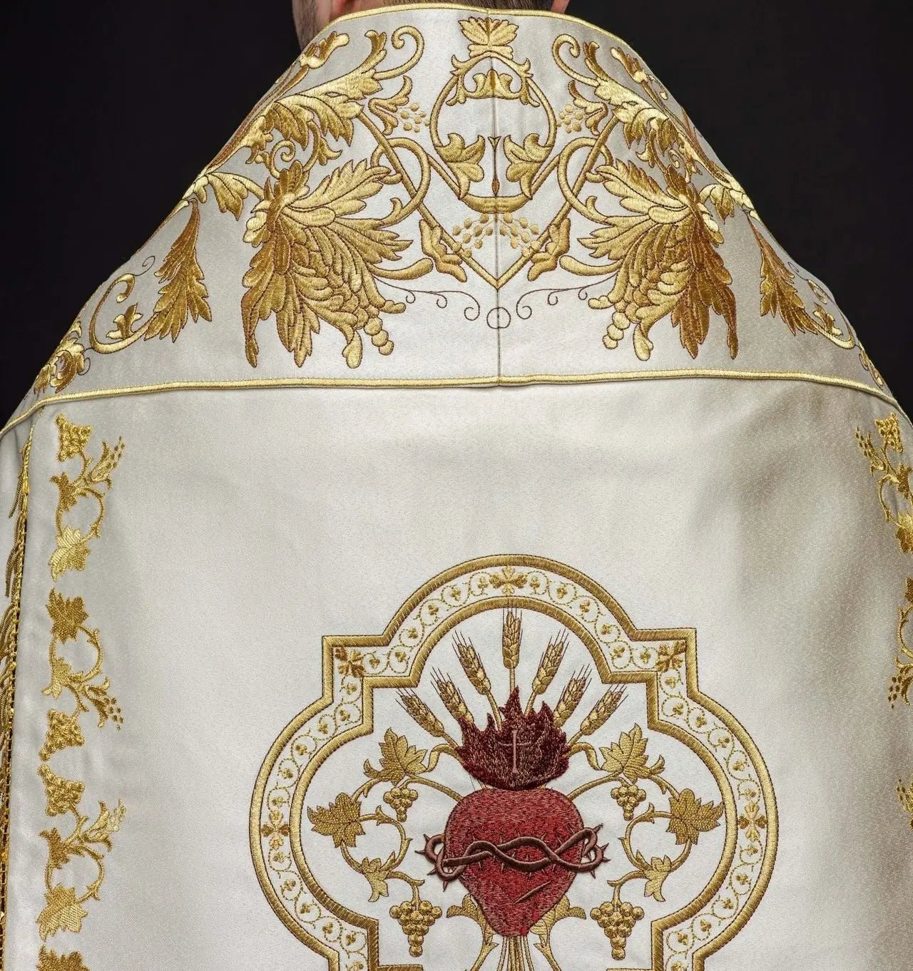 Rzymska satynowa kapa w kolorze ecru z haftowanym Najświętszym Sercem Jezusa
