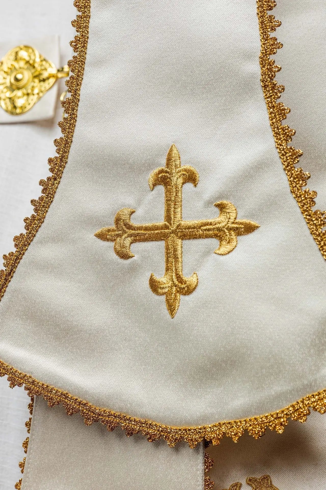 Rzymska satynowa kapa w kolorze ecru z haftowanym Najświętszym Sercem Jezusa