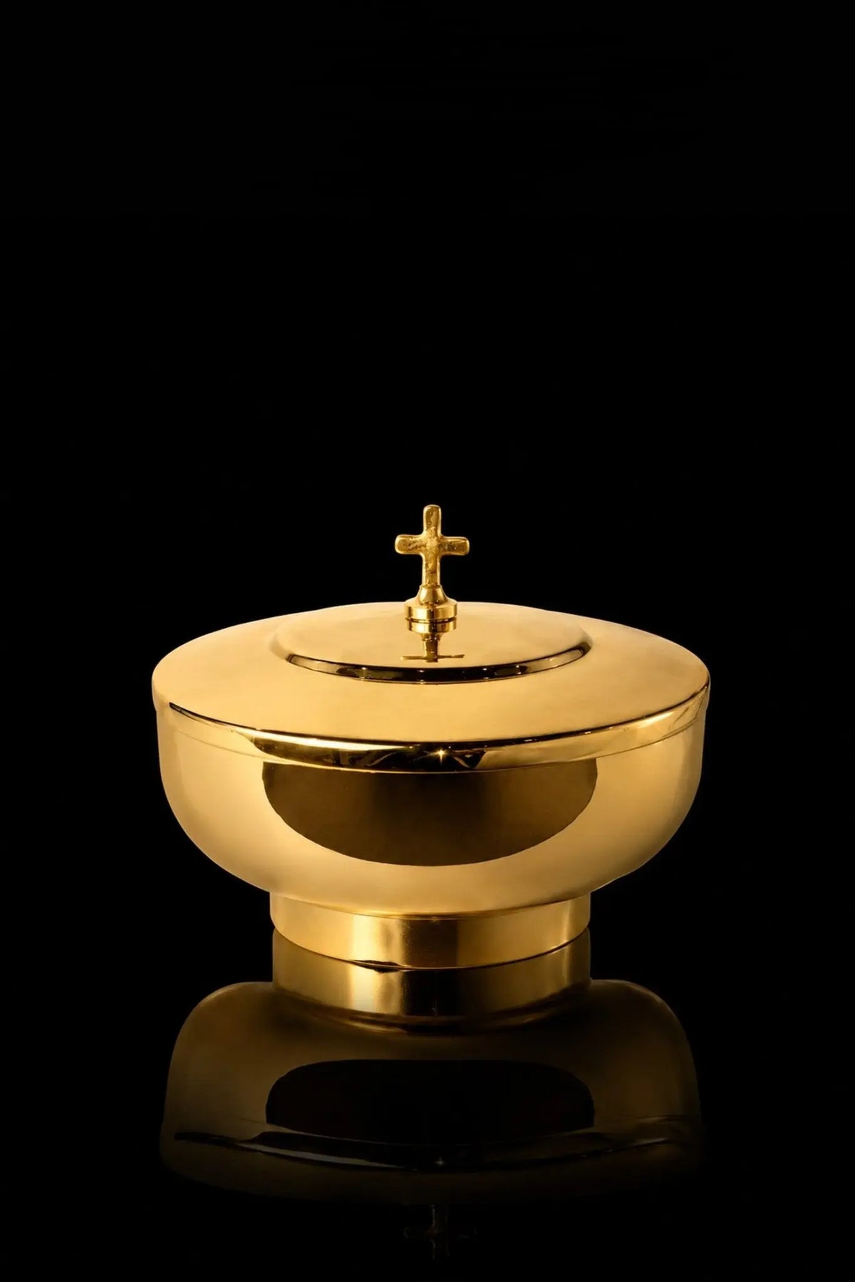 Złota puszka liturgiczna do przechowywania komunikantów z krzyżem, widok z przodu