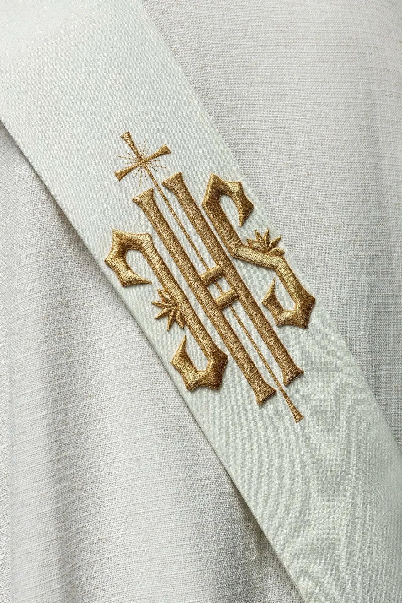 Stuła diakońska haftowana IHS z krzyżem