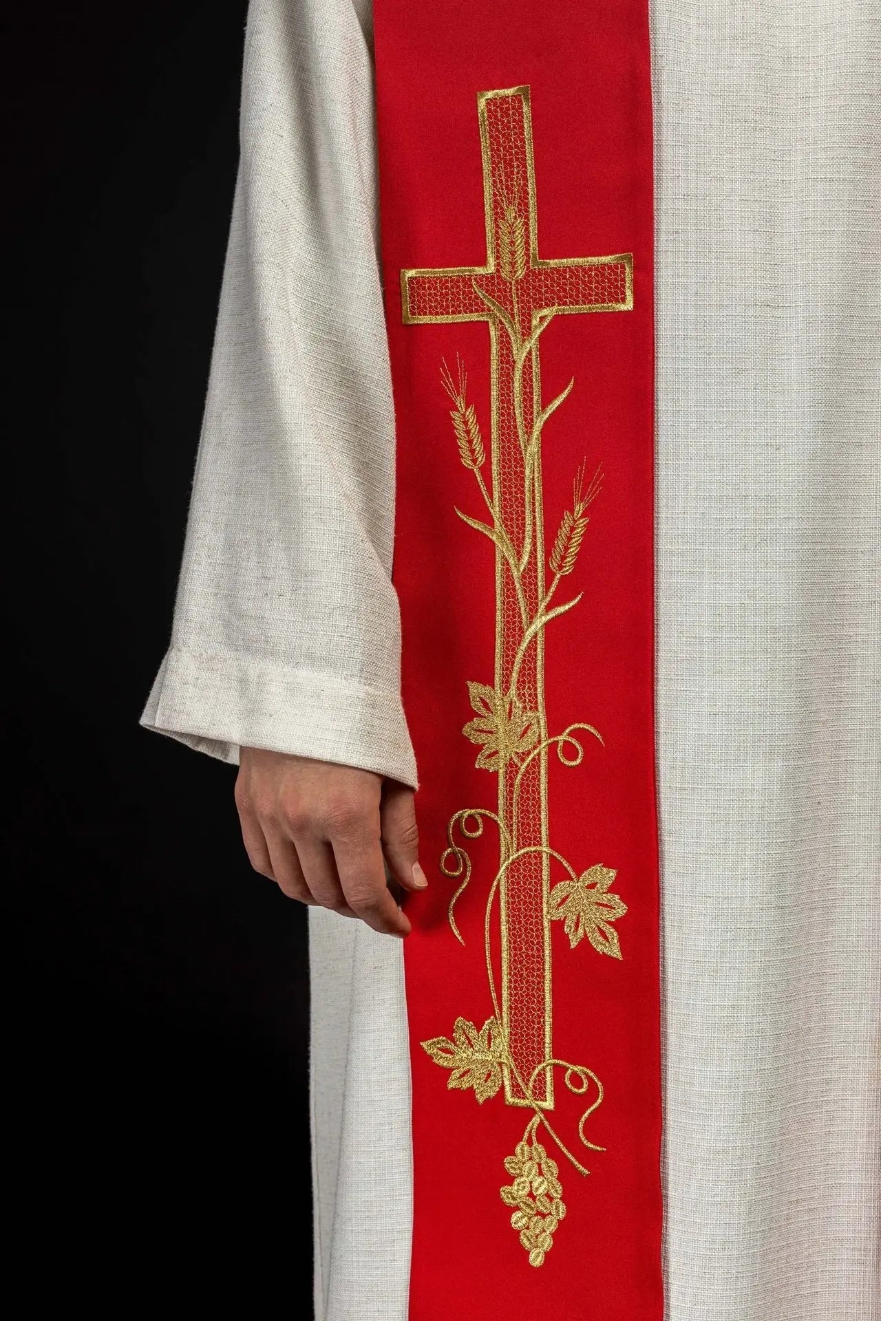 Stuła kapłańska z czerwonym haftowanym krzyżem