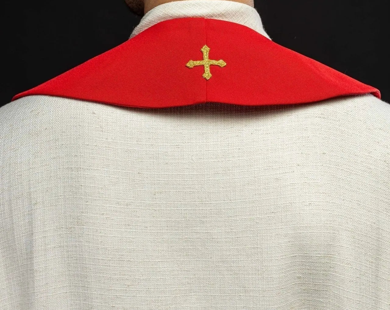 Kapłan ukradł czerwony haftowany Krzyż Jerozolimski