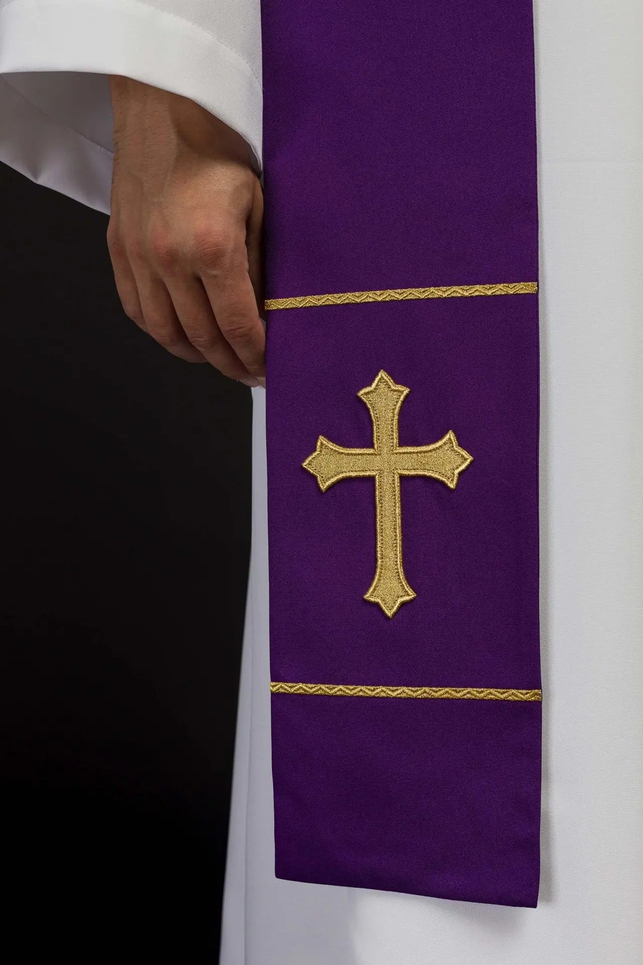 Stuła kapłańska fioletowa haftowana krzyżem