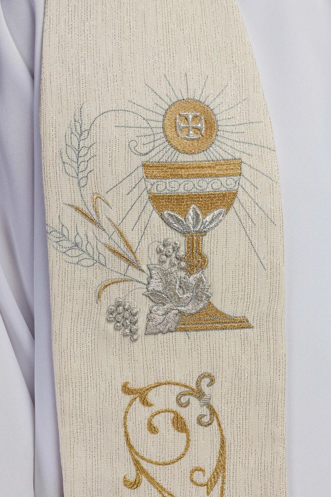 Stuła kapłańska z haftowanym IHS i eucharystycznym kielichem ecru