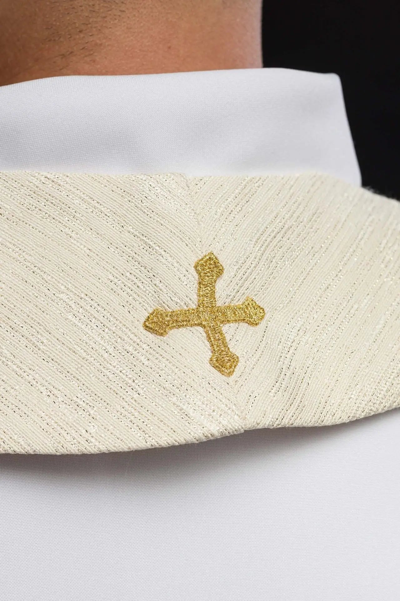 Stuła kapłańska z haftowanym IHS i eucharystycznym kielichem ecru