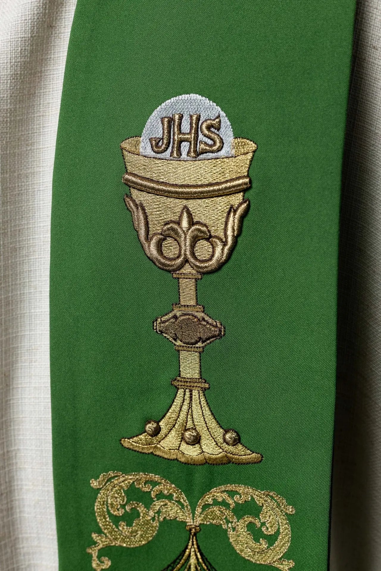 Zielony ksiądz ukradł kielich IHS