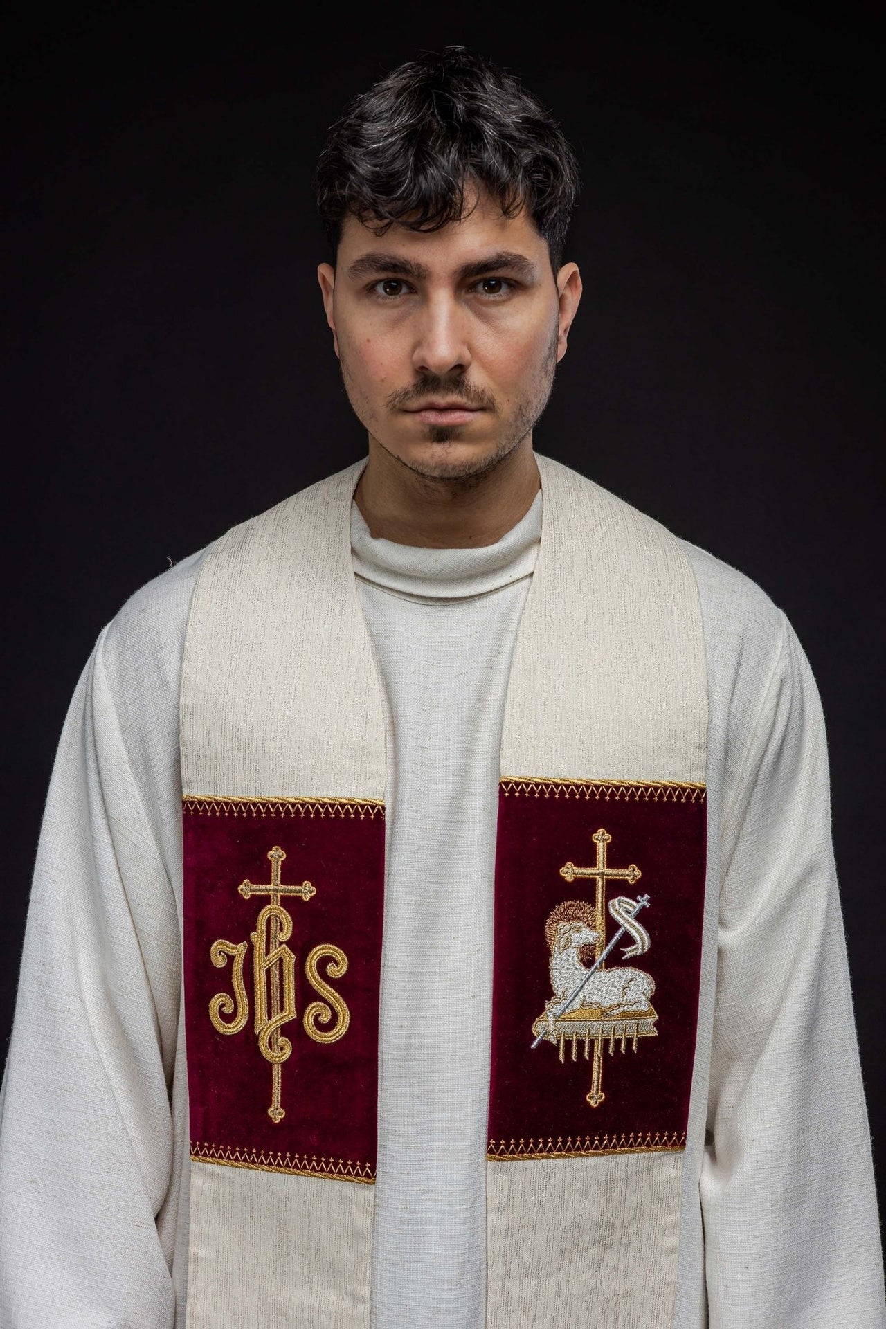 Stuła z haftowanym Barankiem Bożym i symbolem JHS