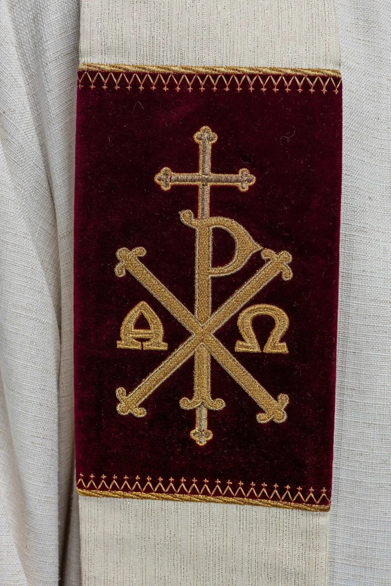 Stuła z haftowanym kielichem eucharystycznym i pacyfą