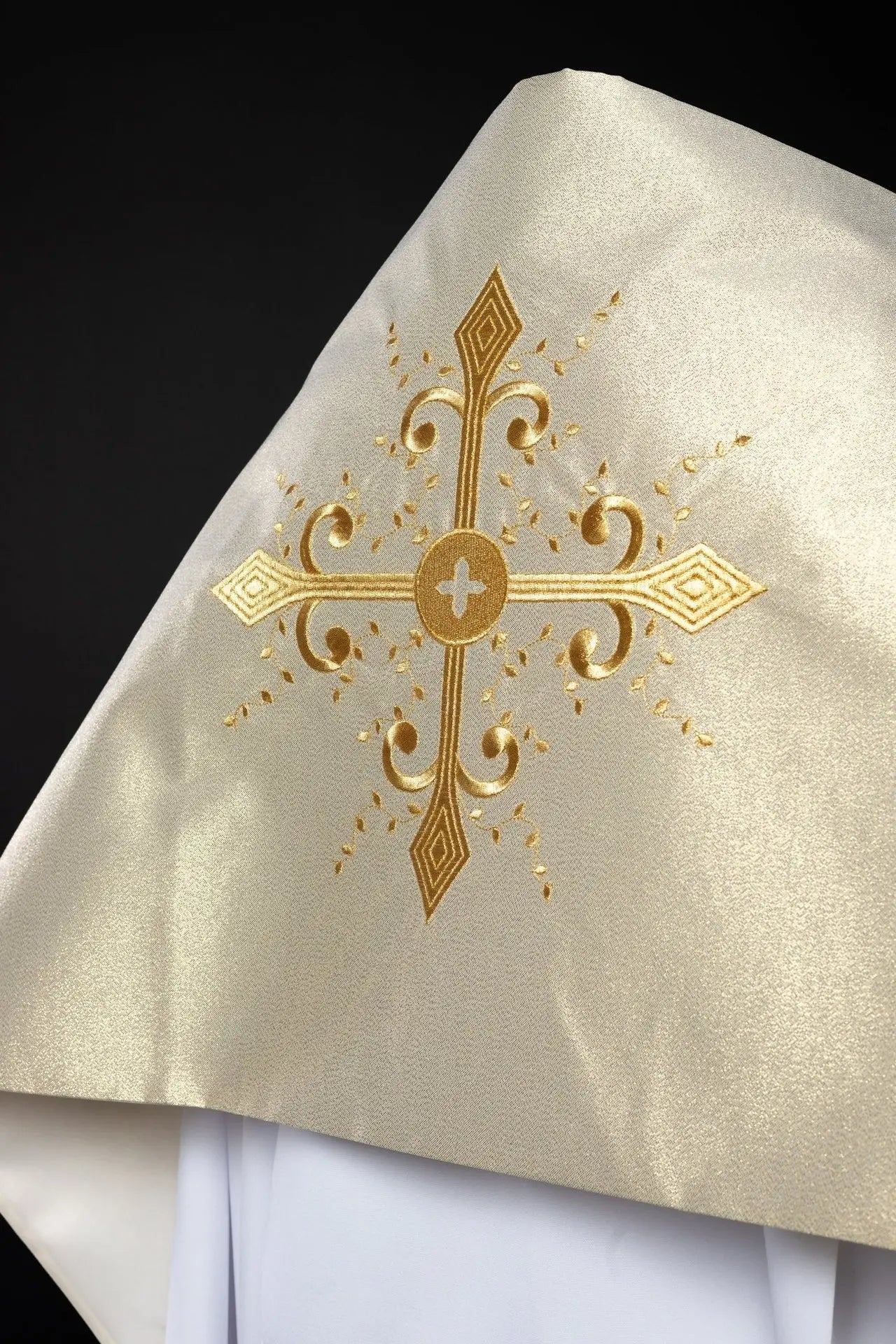 Welon liturgiczny z haftem krzyżykowym w kolorze złotym