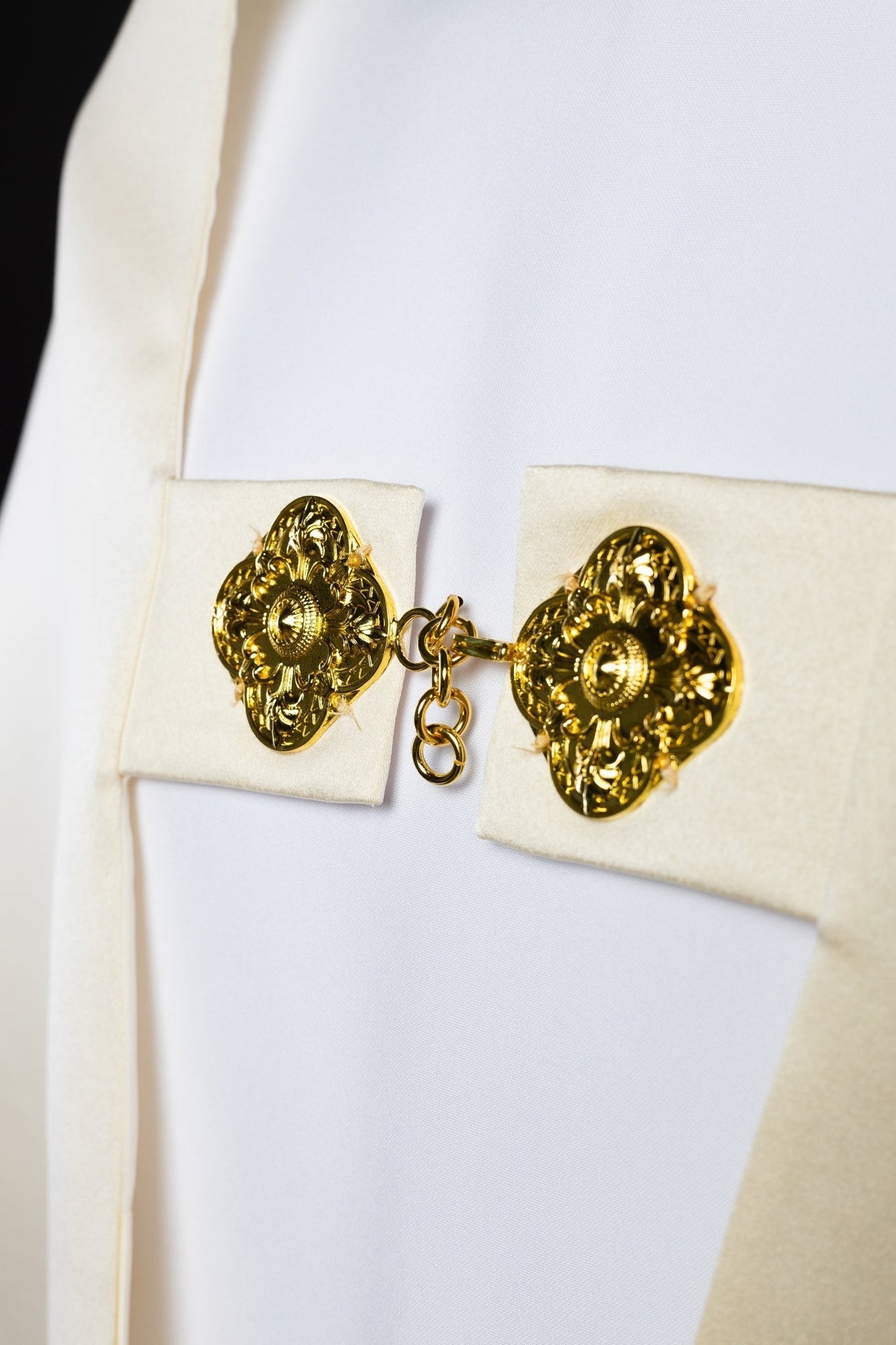 Welon z haftowanym krzyżem w kolorze ecru