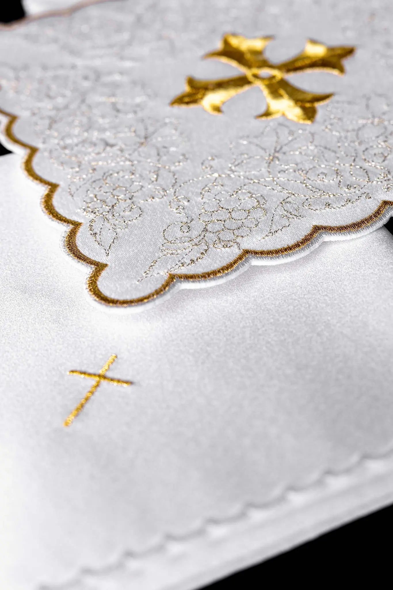 White chalice linen set with gold cross embroidery - HAFTINA ATELIER