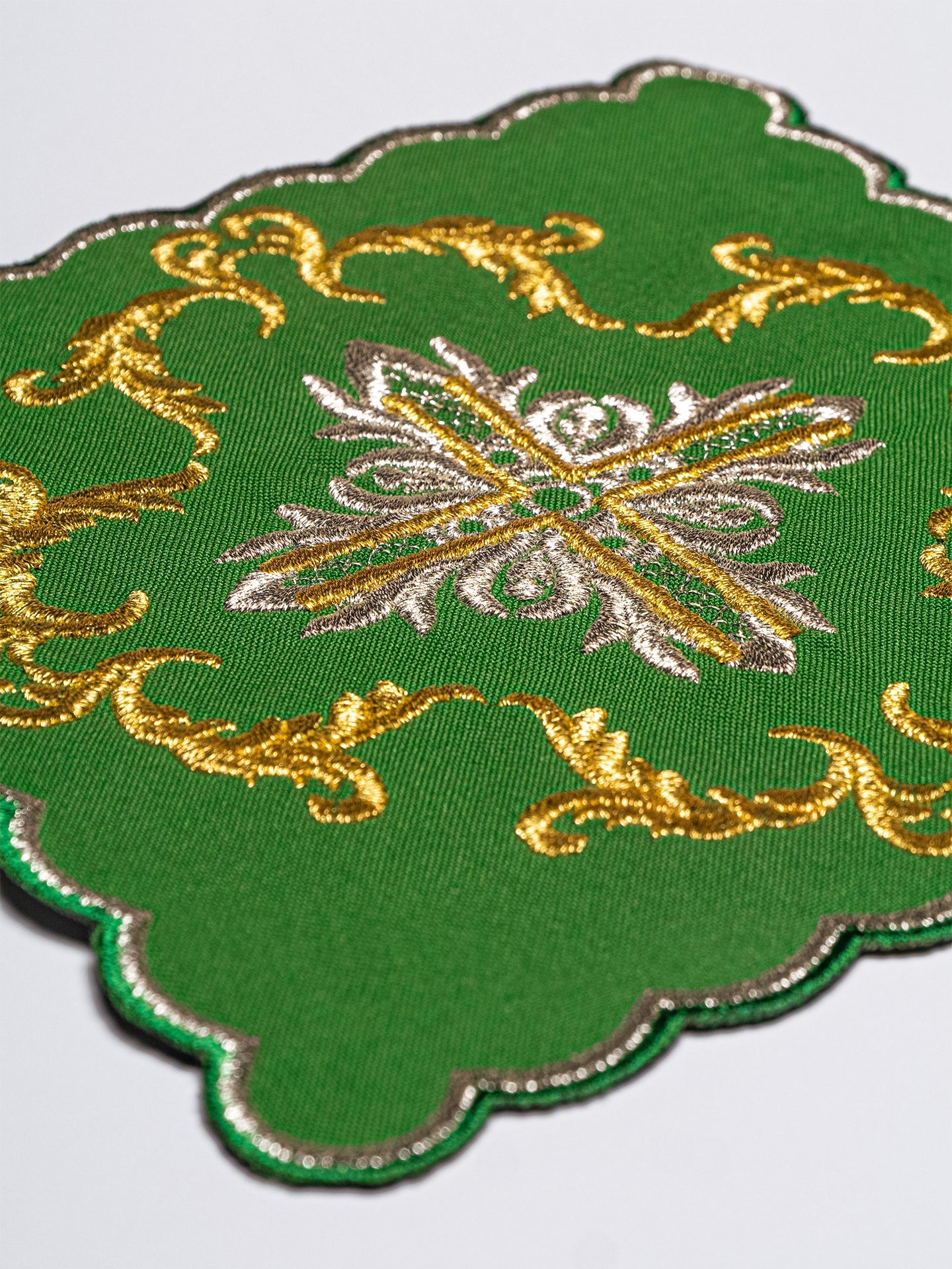 Zielona bielizna kielichowa haftowana z krzyżem