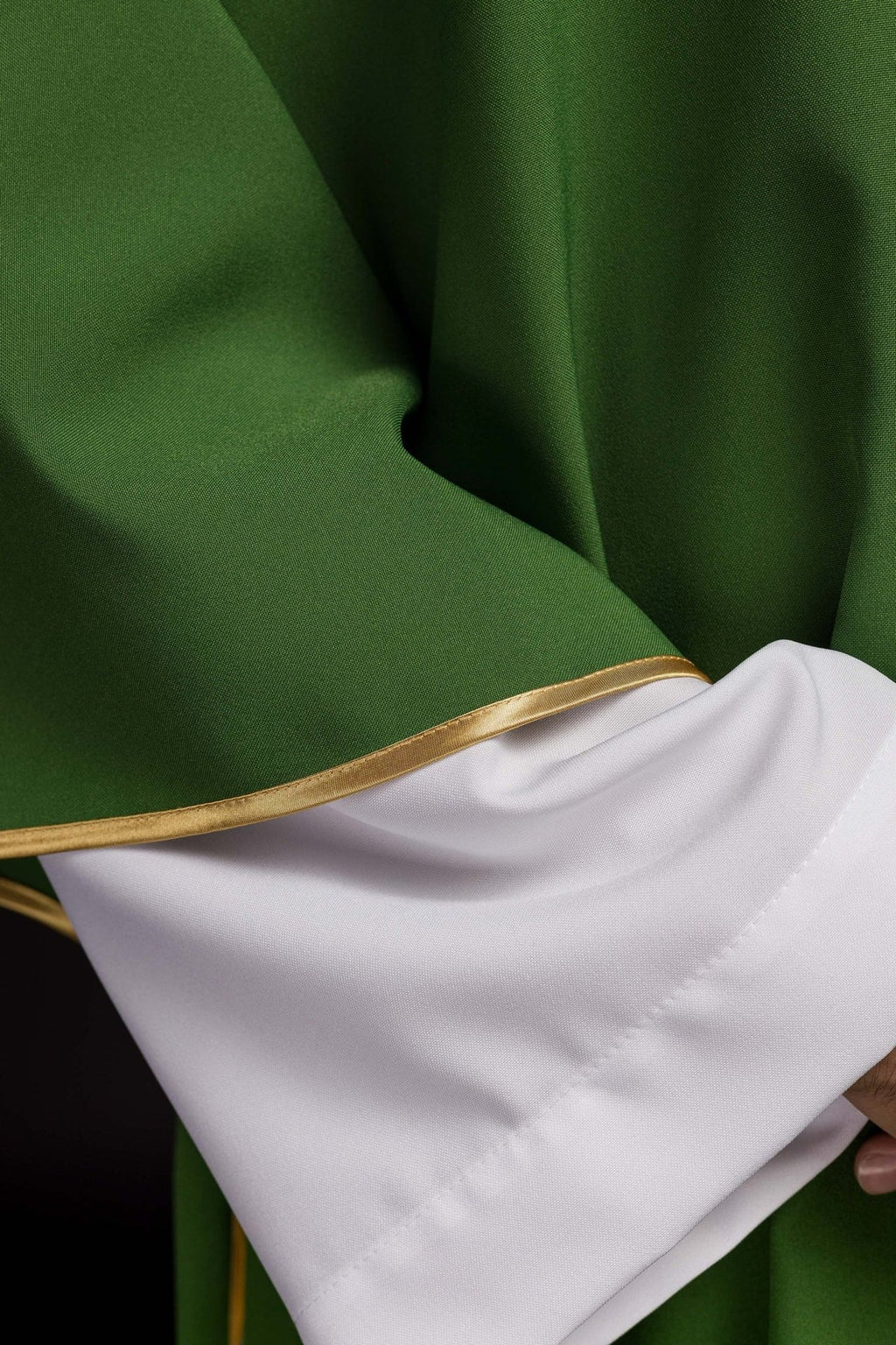 Zielona Dalmatyka z haftowanym złotym krzyżem