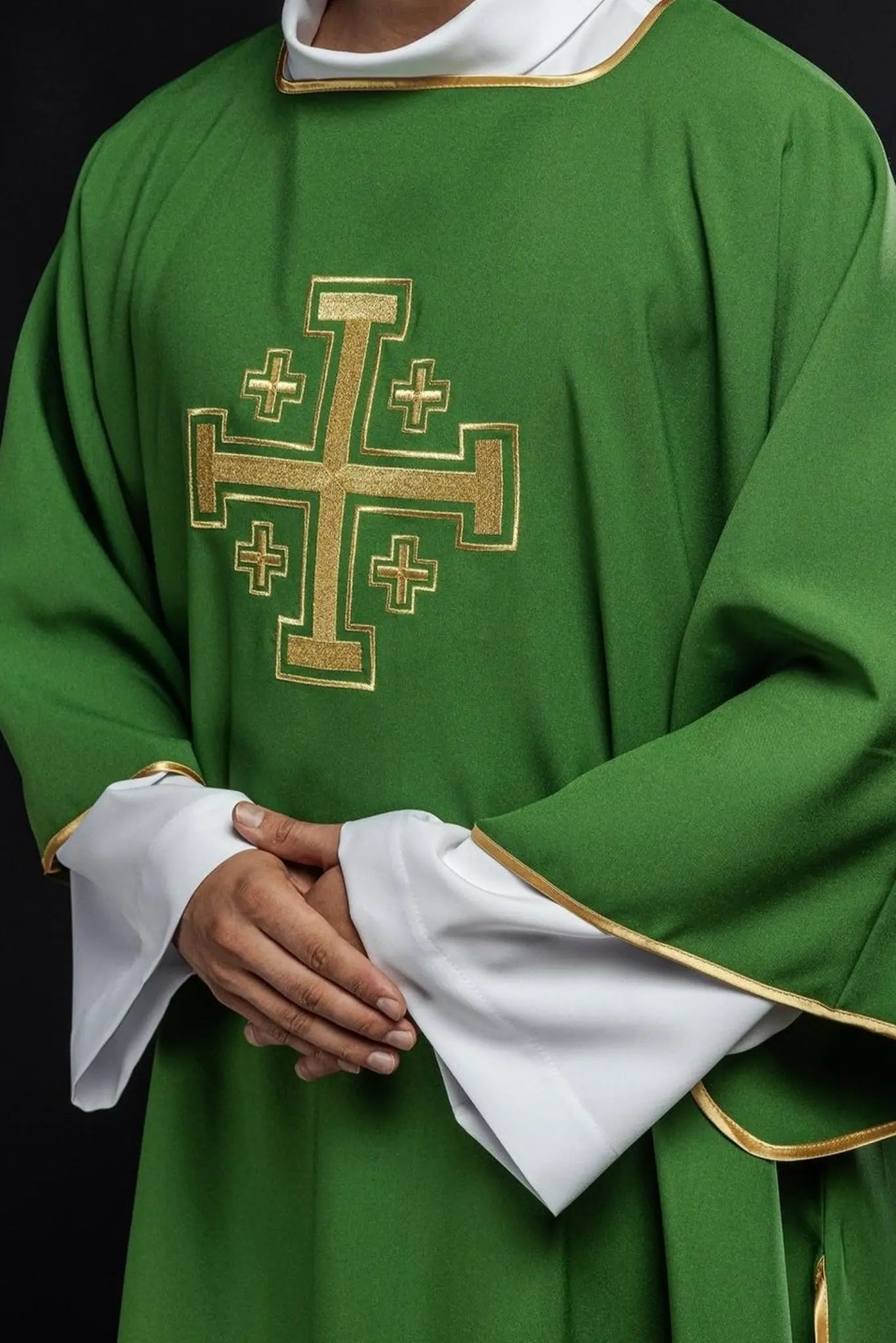Zielony dalmatyńczyk z haftowanymi złotymi krzyżami