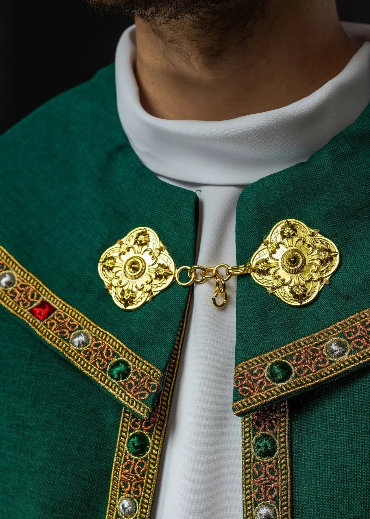 Zielona liturgiczna kapa z złotym IHS