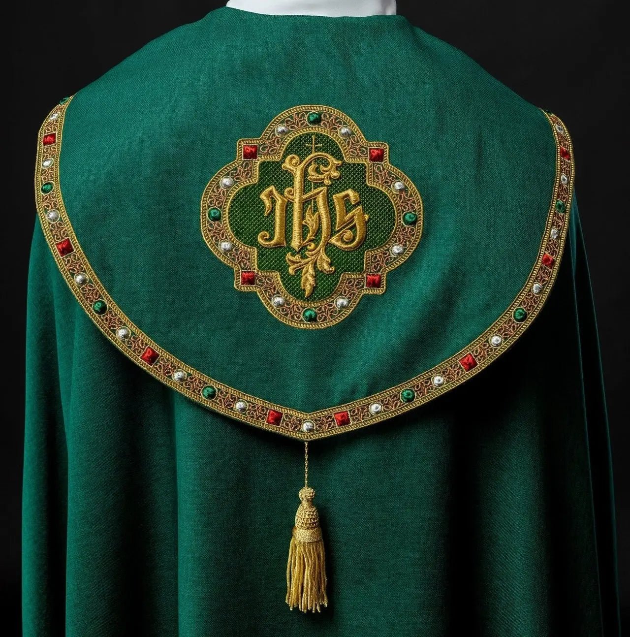 Zielona peleryna liturgiczna ze złotym IHS